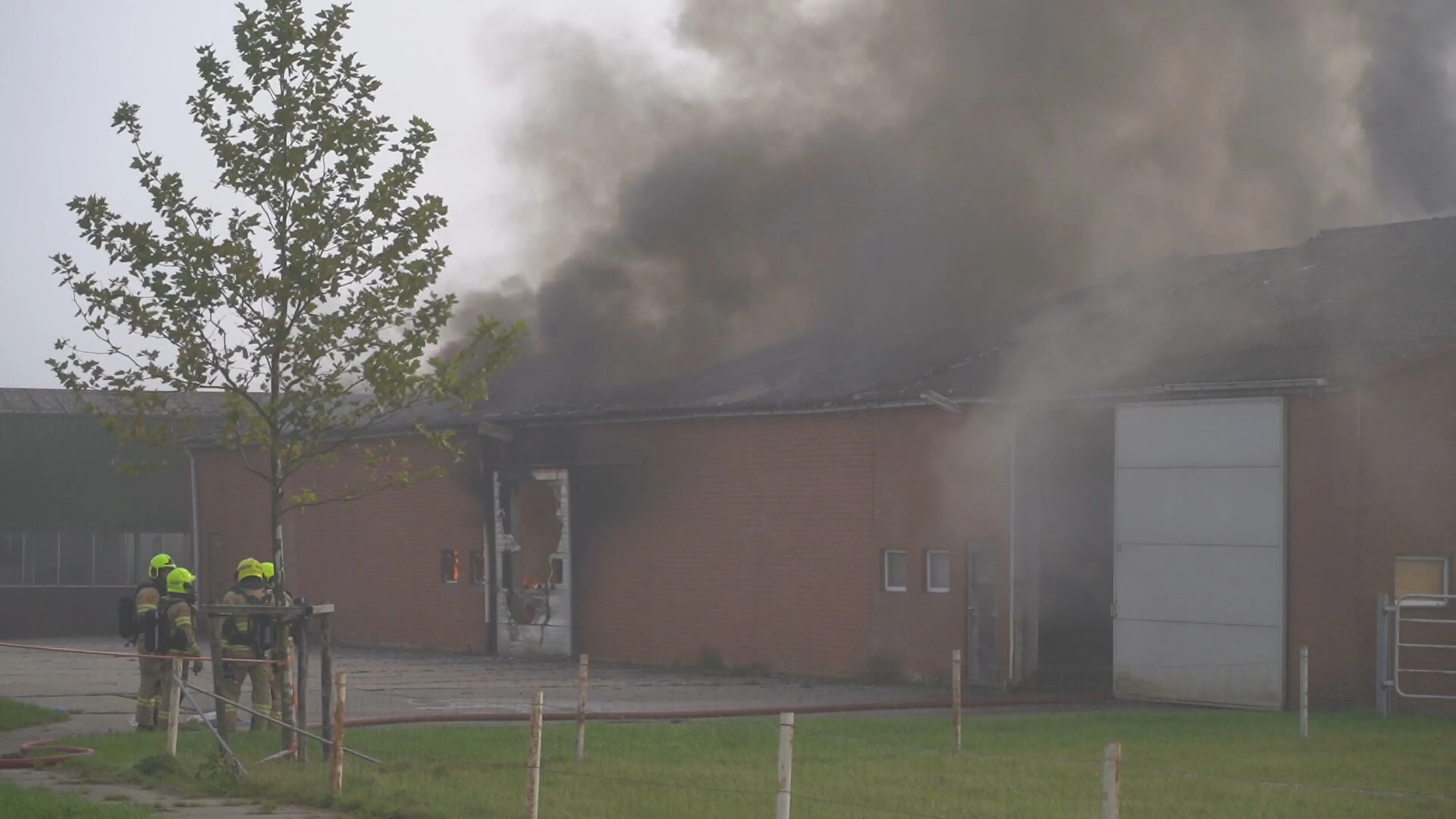 Dikke rookwolken door zeer grote brand in Loo bij Duiven