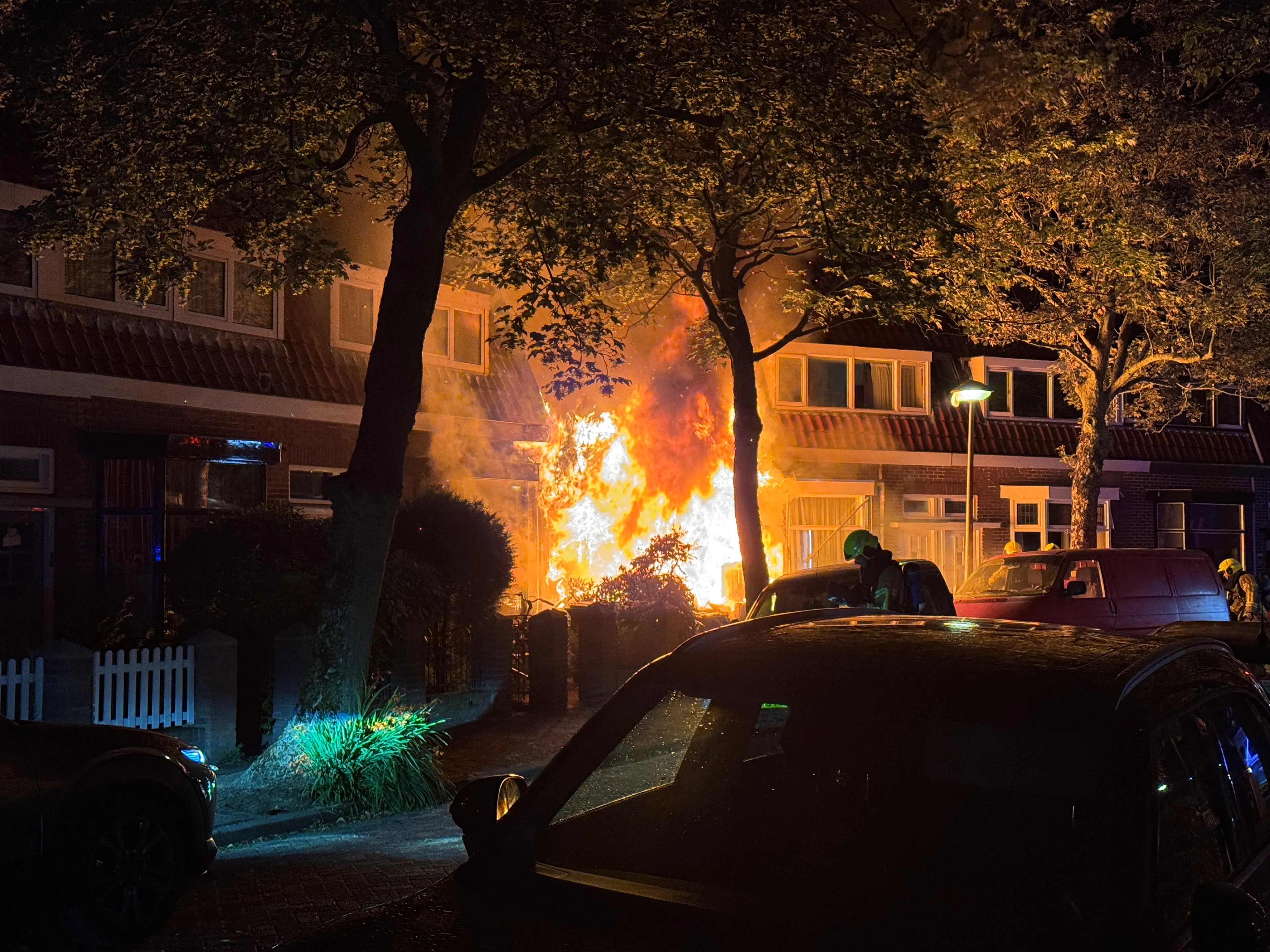 Grote brand in witgoedwinkel tussen twee woningen in Den Helder