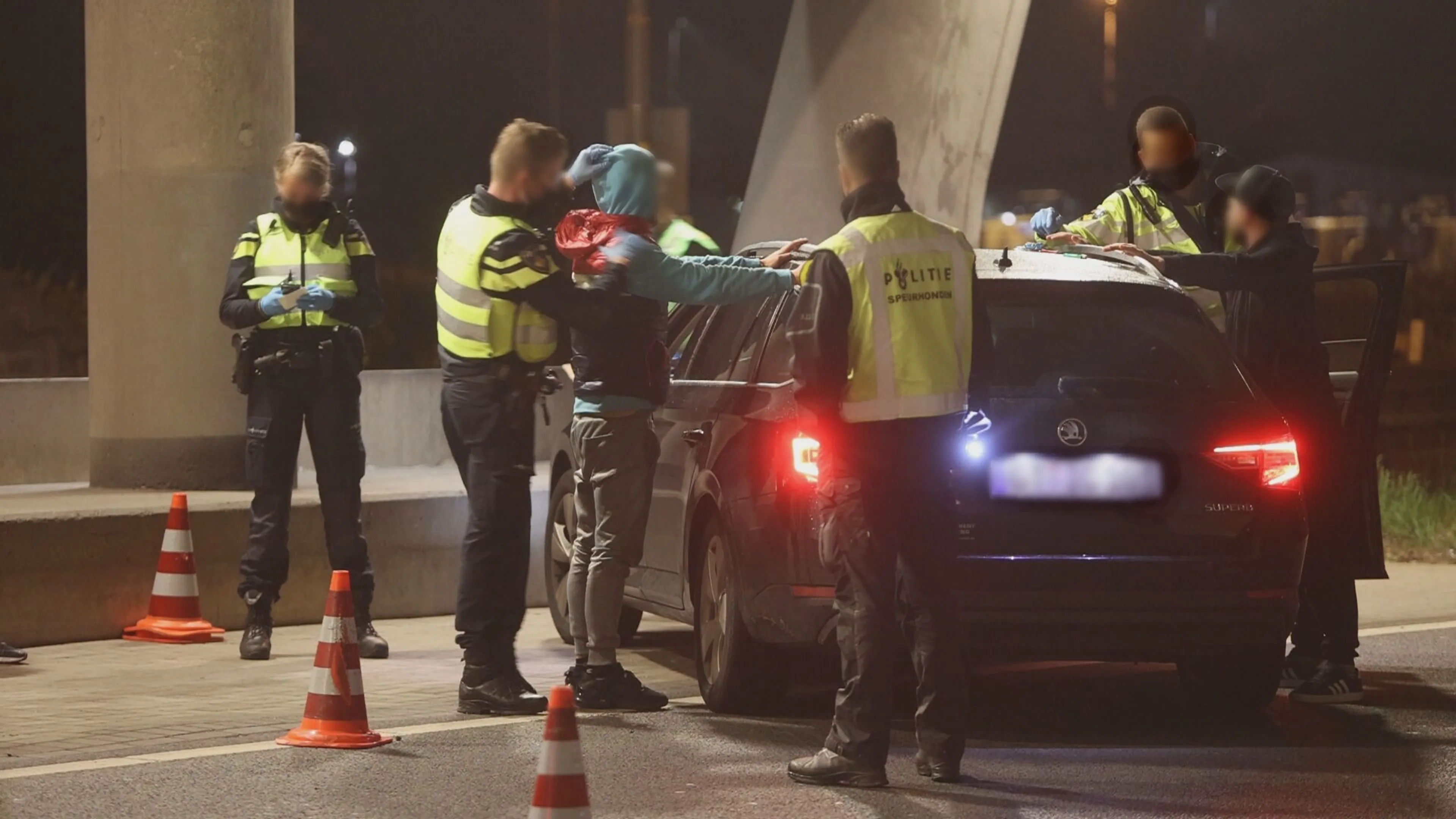 Politie bij grote controle op zoek naar daders afpersingszaak fruitbedrijf Hedel