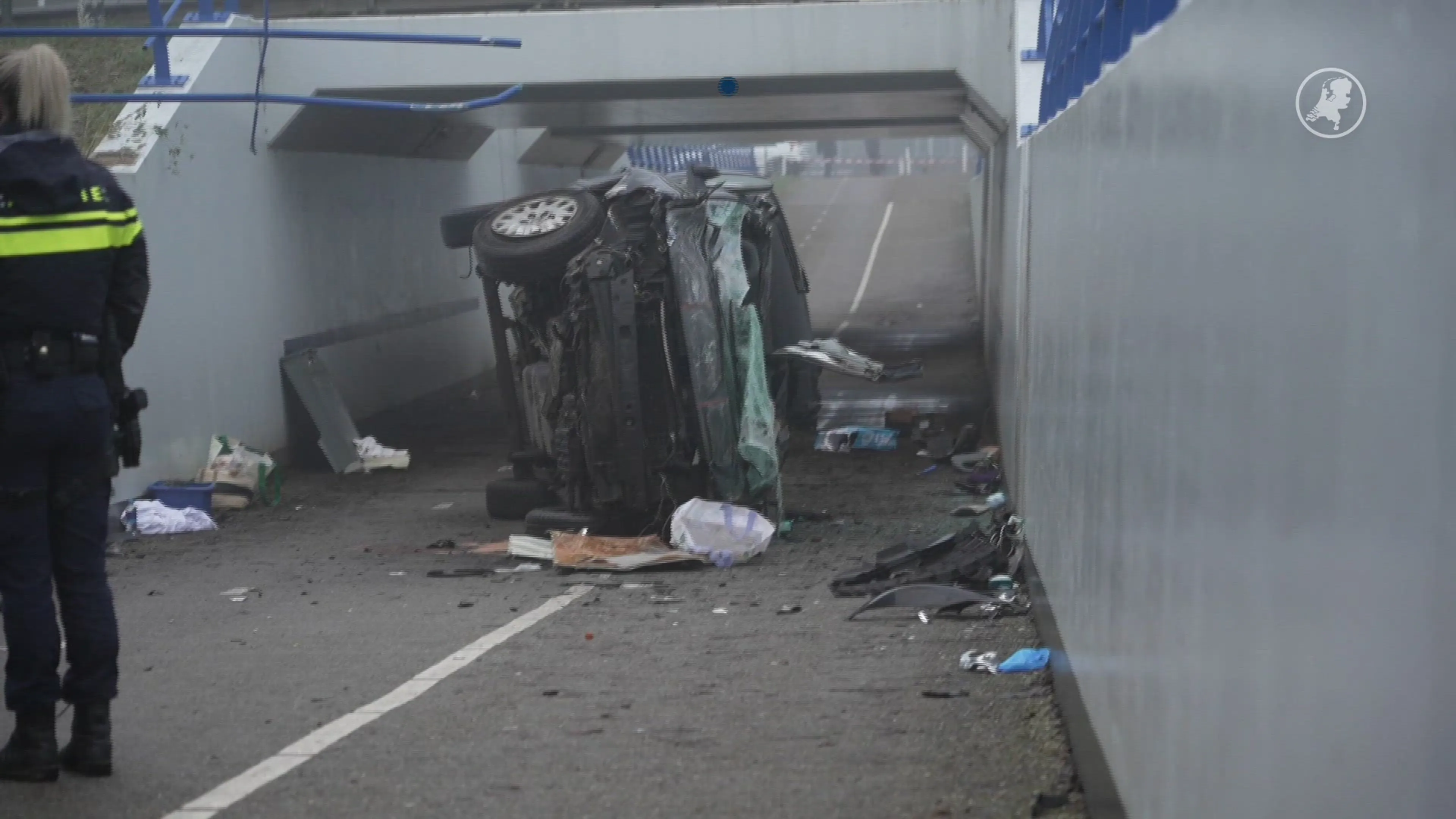 Automobiliste rijdt van viaduct in tunnelbak bij Lelystad