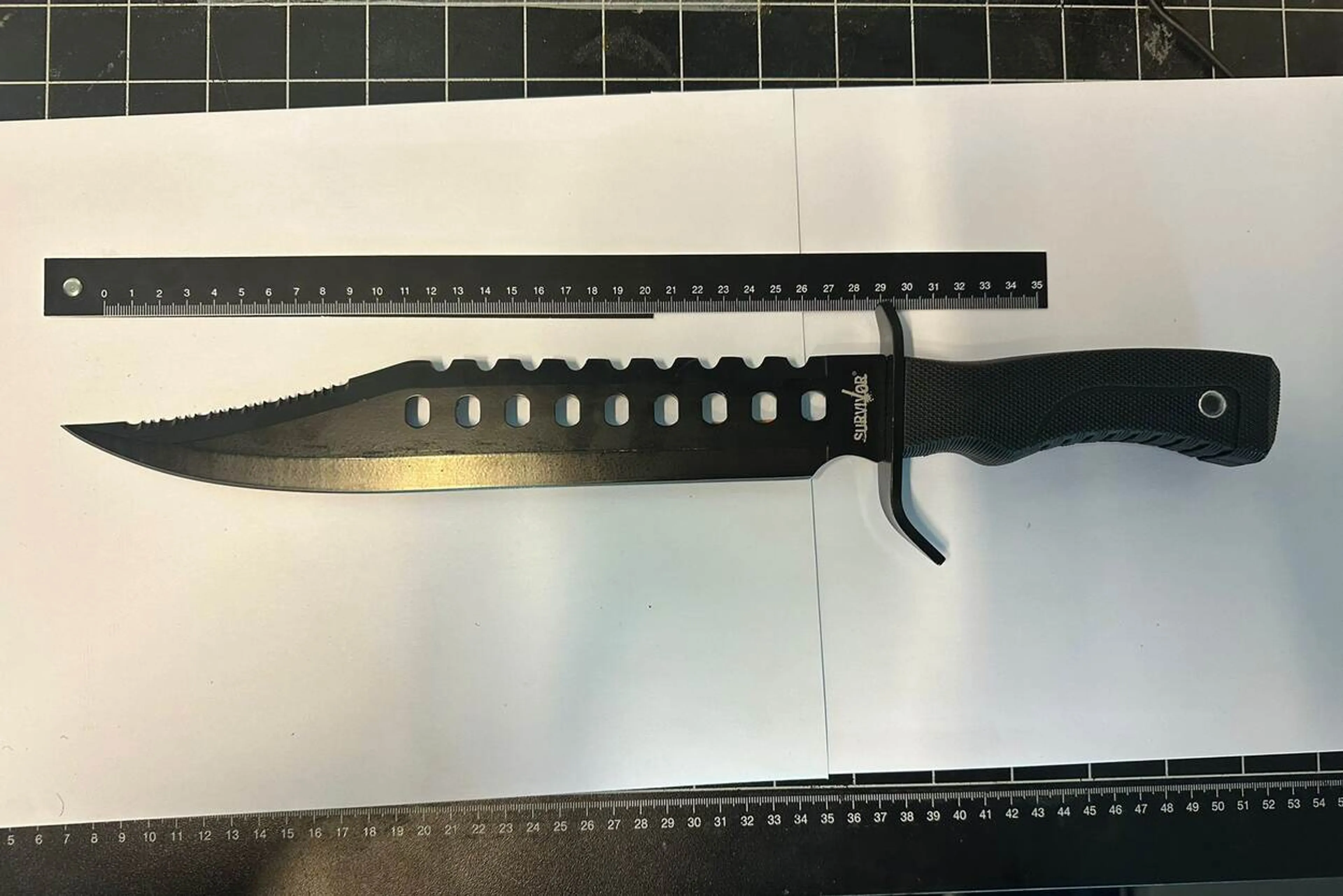 Jongen (13) trekt mes van 30 cm op Schiphol en wordt aangehouden: 'Moeder weigerde hem op te halen' 