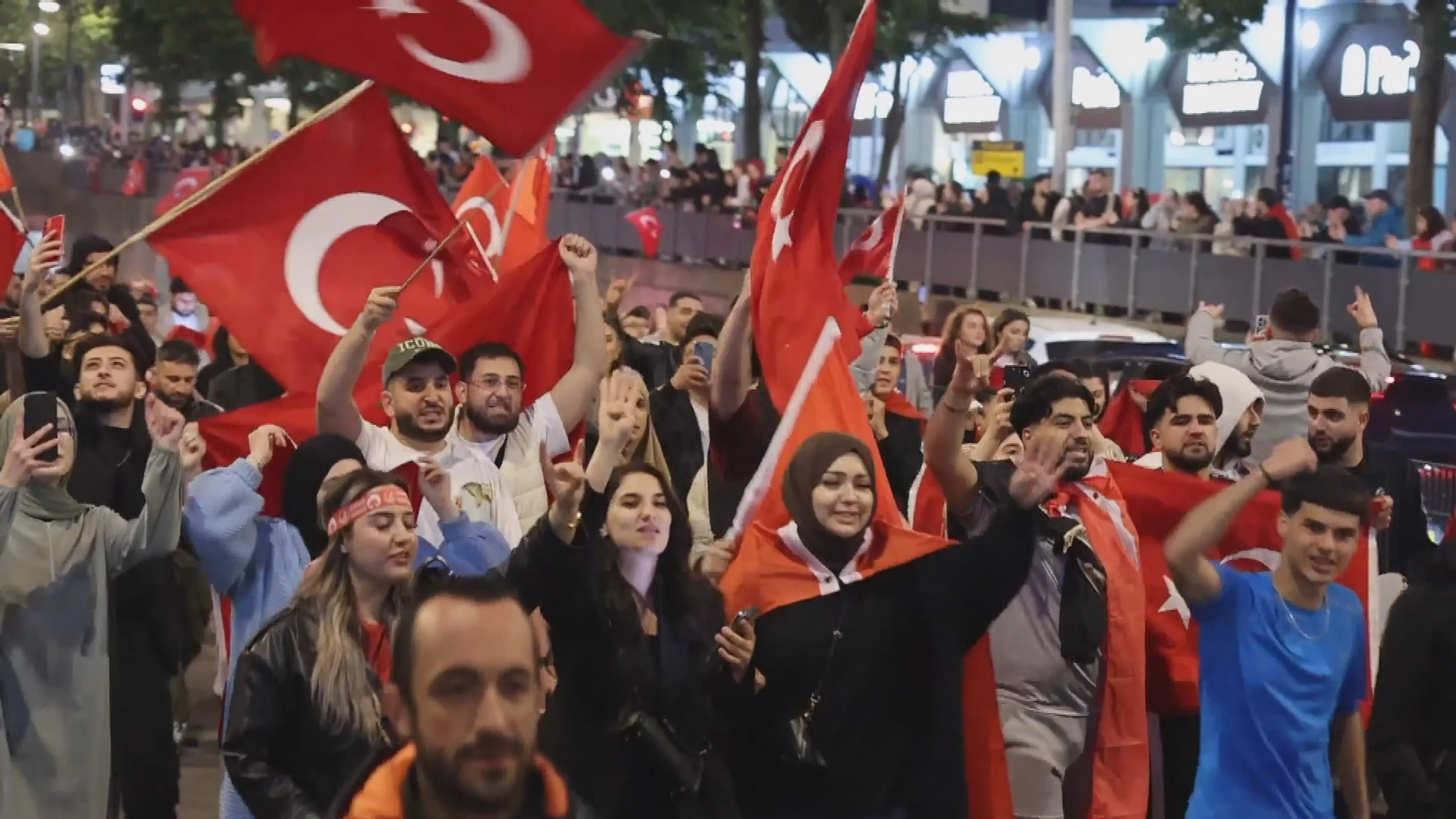 Feestende Turken vanwege verkiezingswinst Erdogan, loopt in Den Haag uit op een drama