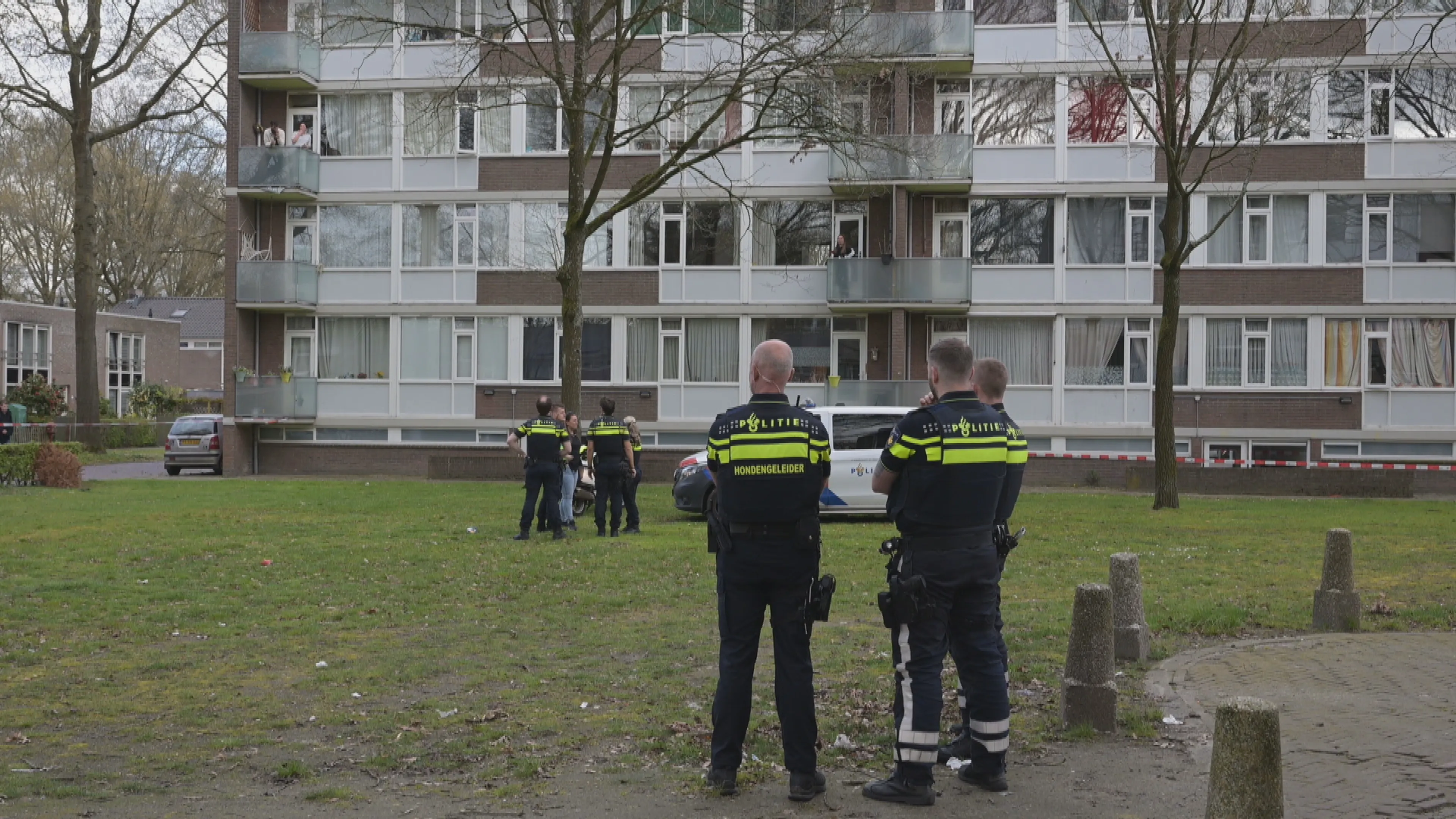 Jong kind valt uit raam derde etage flat in Tilburg