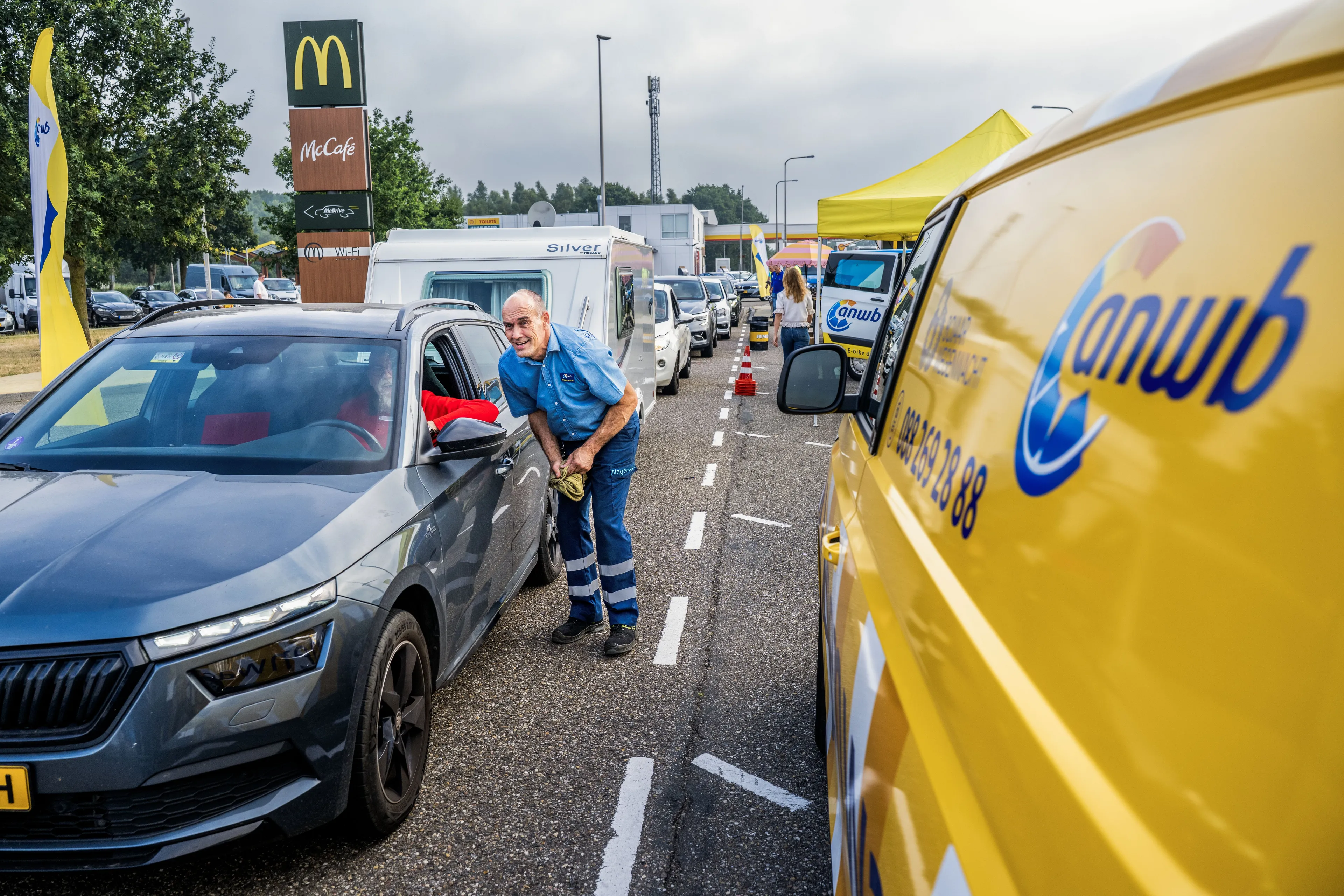 Zomervakantie van start: al vroeg druk bij vakantiecheck Hazeldonk