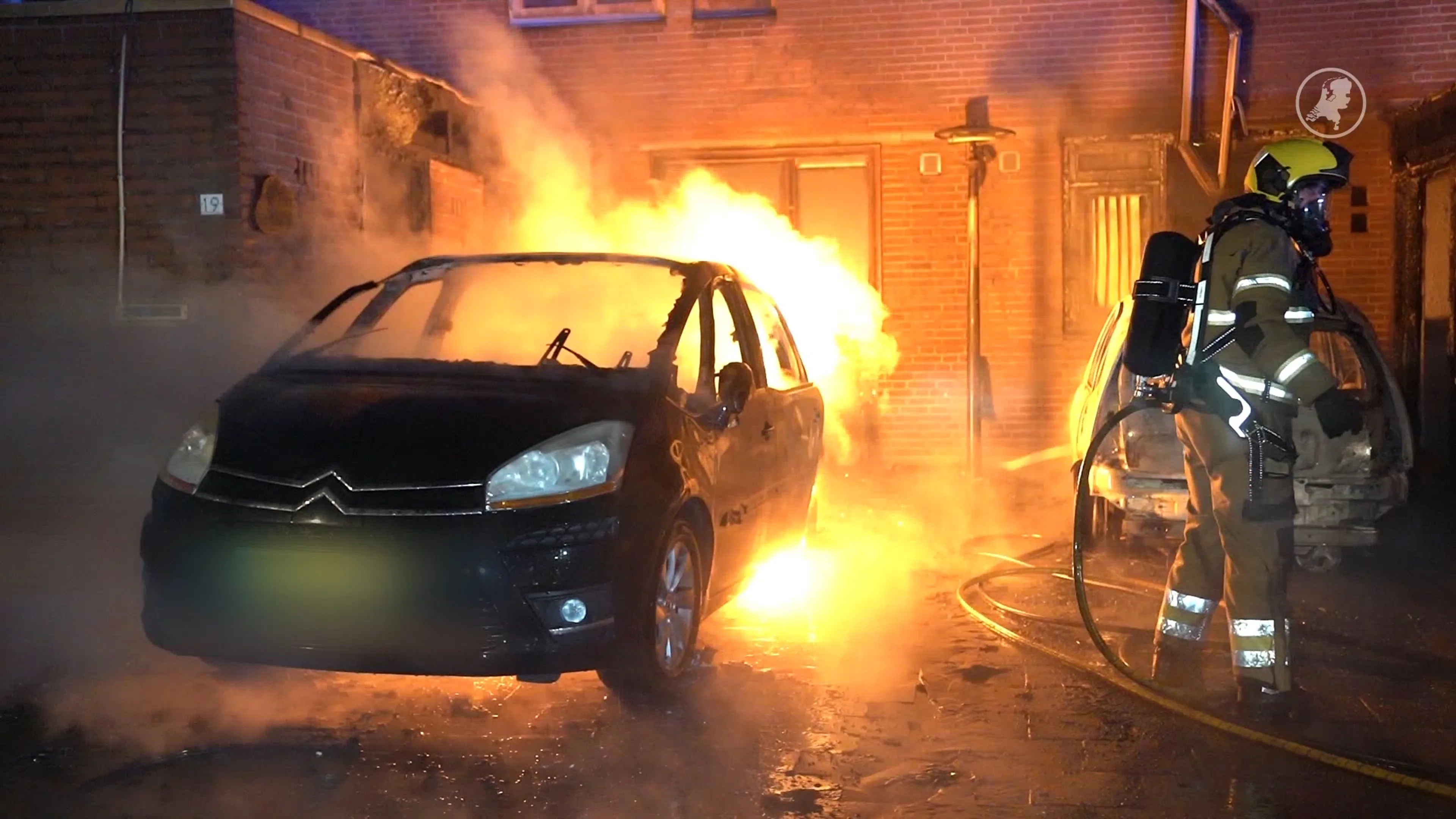 Felle brand in Schijndel: auto’s en schuur in vlammen