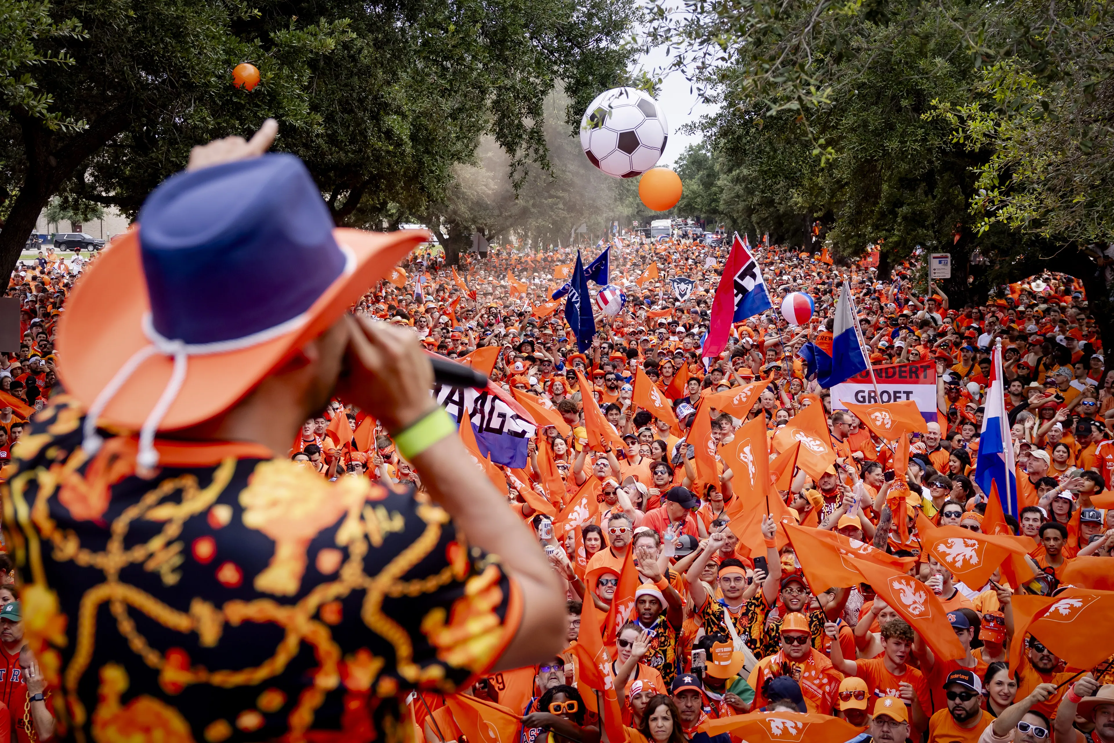 Hitte stopt Oranjefans niet: tienduizenden supporters lopen fanwalk in Houston