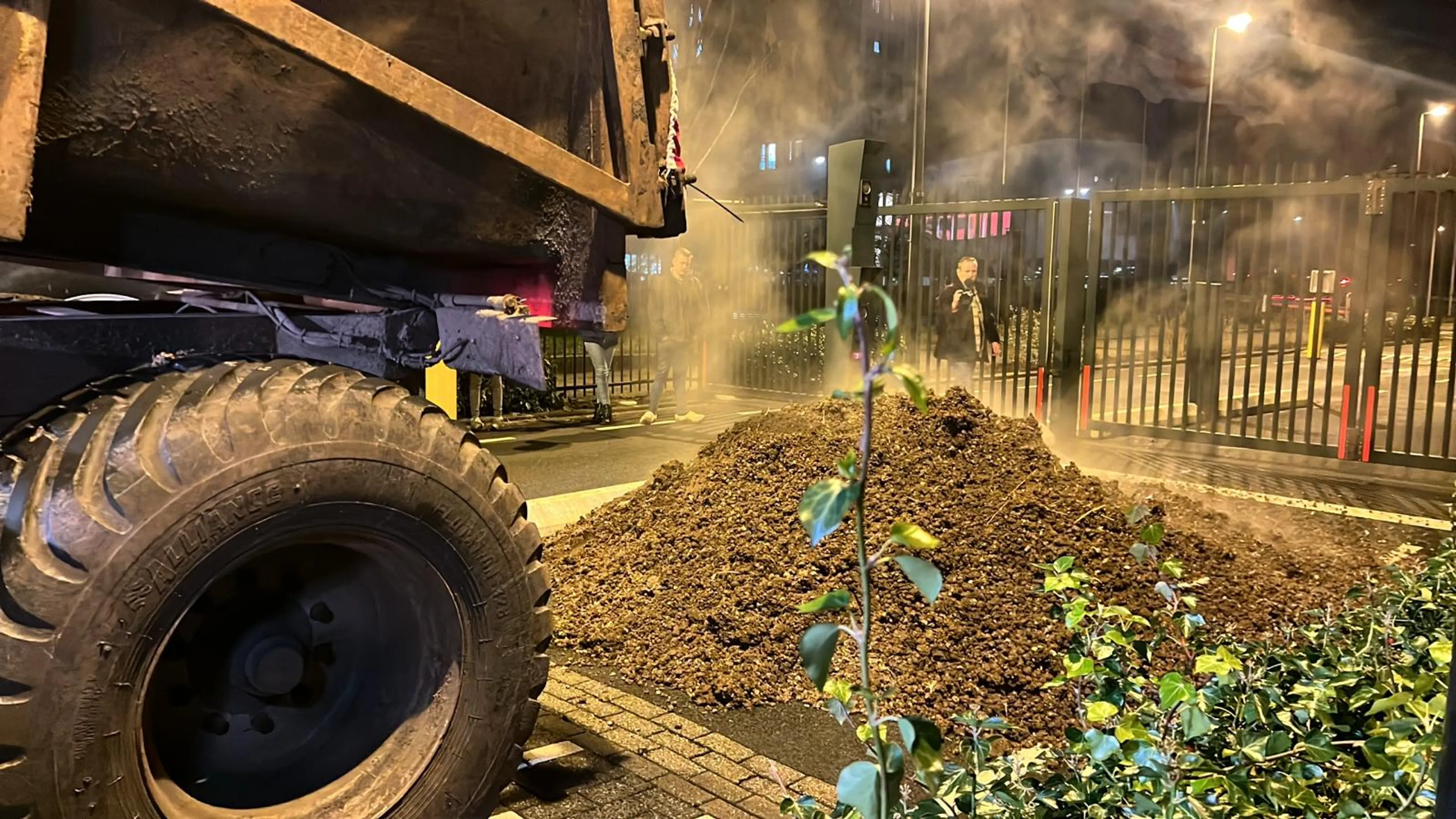 Tientallen boeren storten mest voor provinciehuis Utrecht