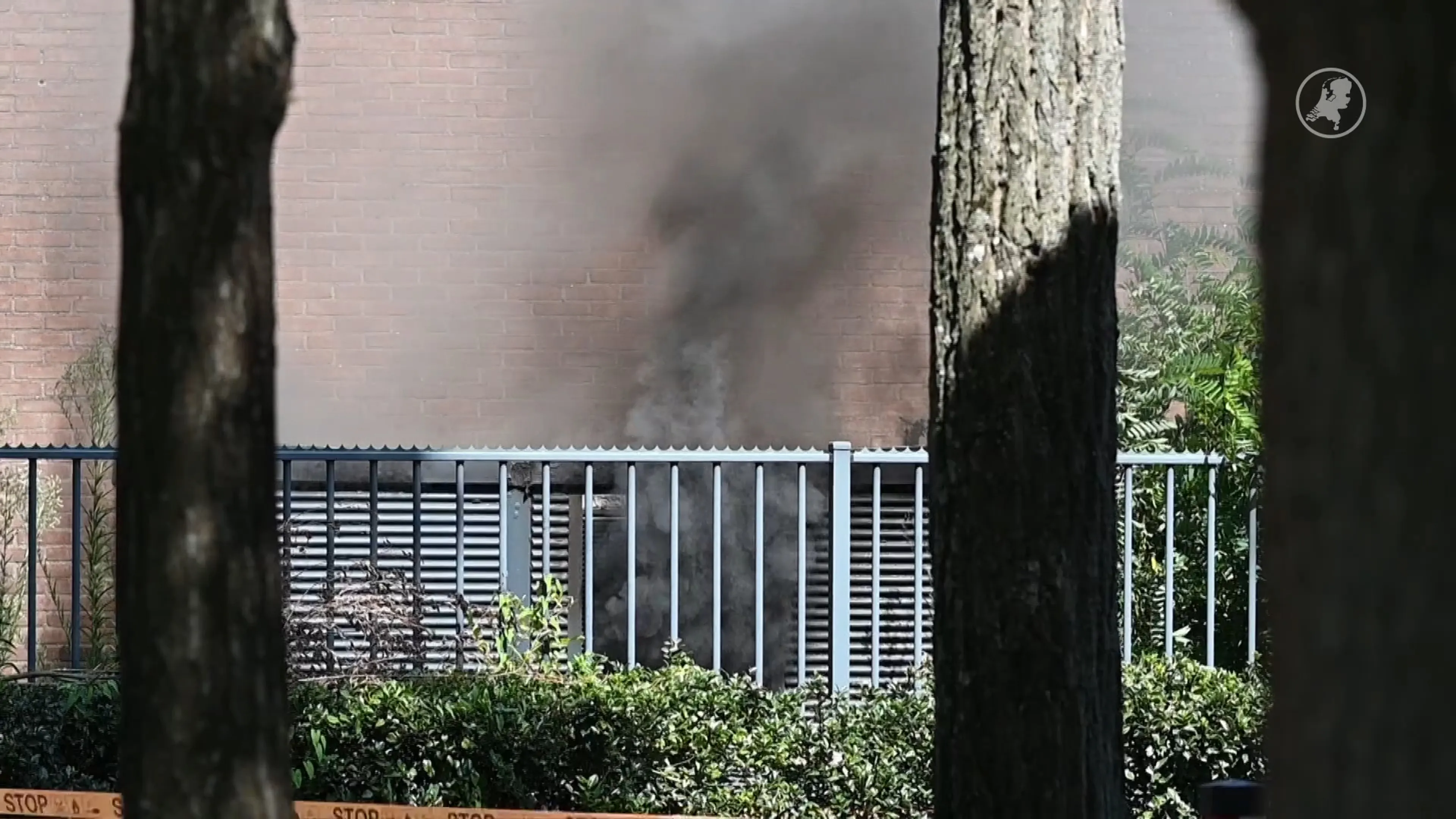 30 appartementen ontruimd door brand in Tilburg: bewoners nog uren zonder stroom