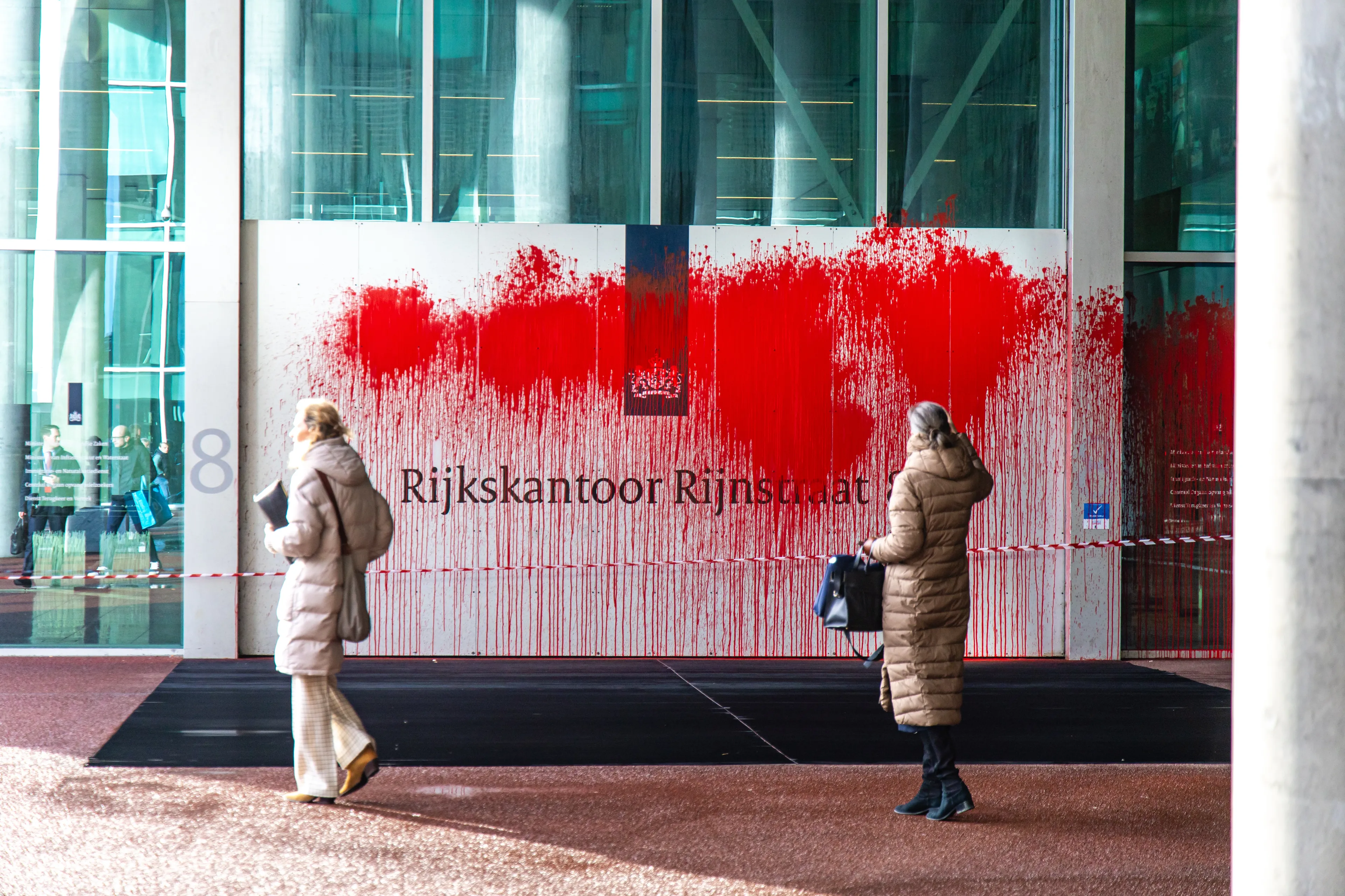 Ministerie van Buitenlandse Zaken besmeurd met rode verf