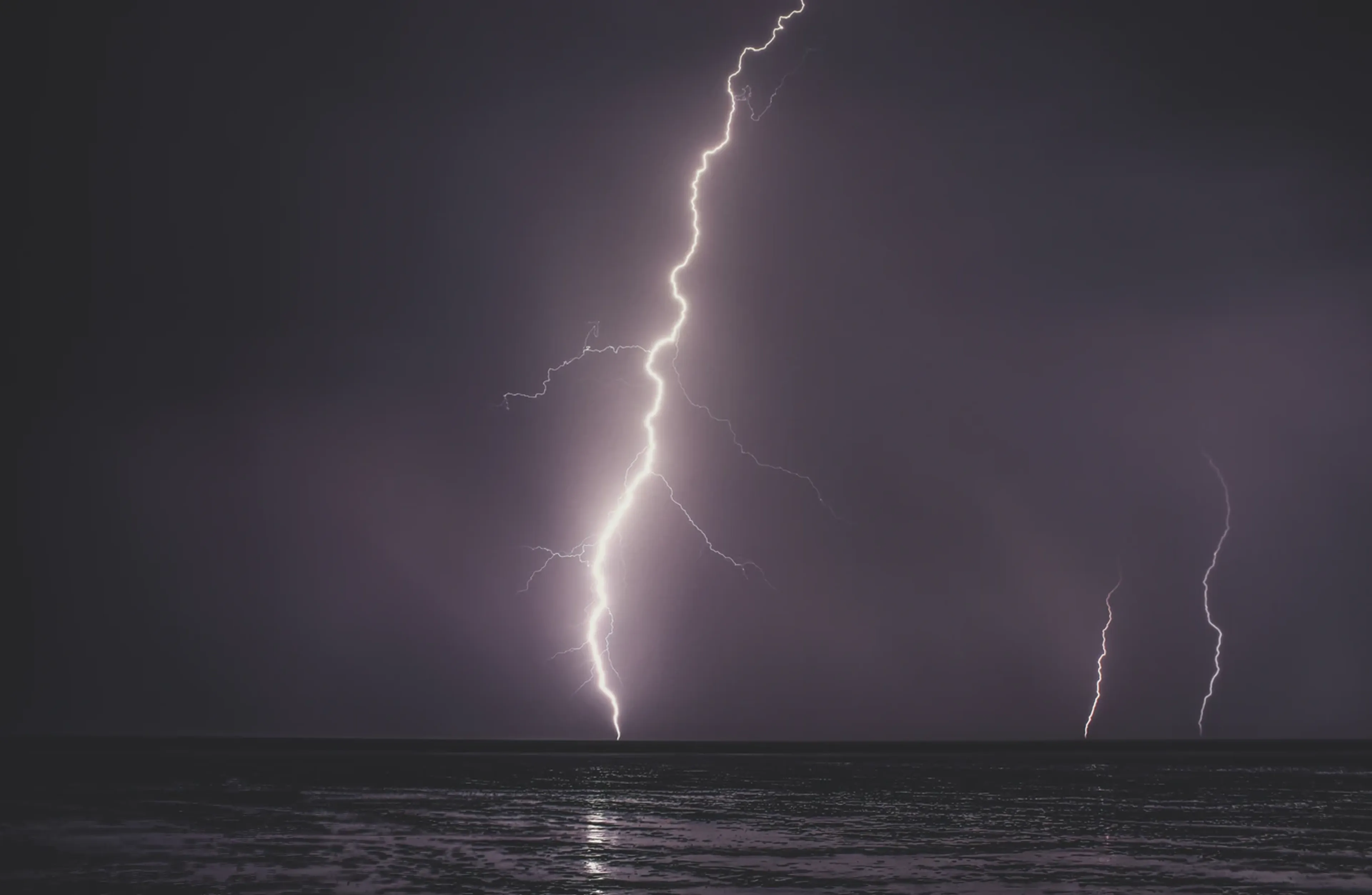 Felle flitsen en harde klappen: overlast op meerdere plekken in het land door onweer