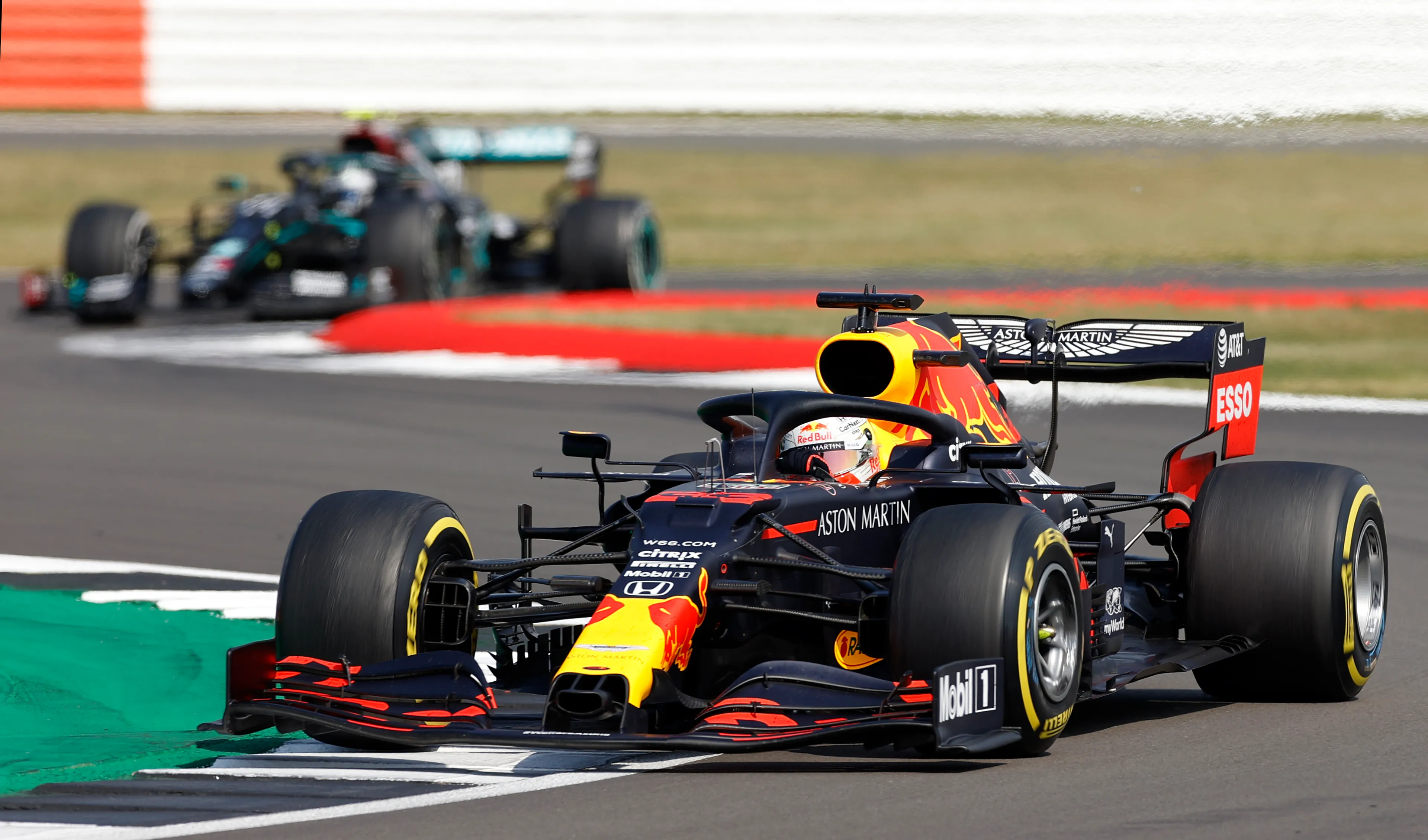 Verstappen magistraal naar winst in warme F1-race op Silverstone