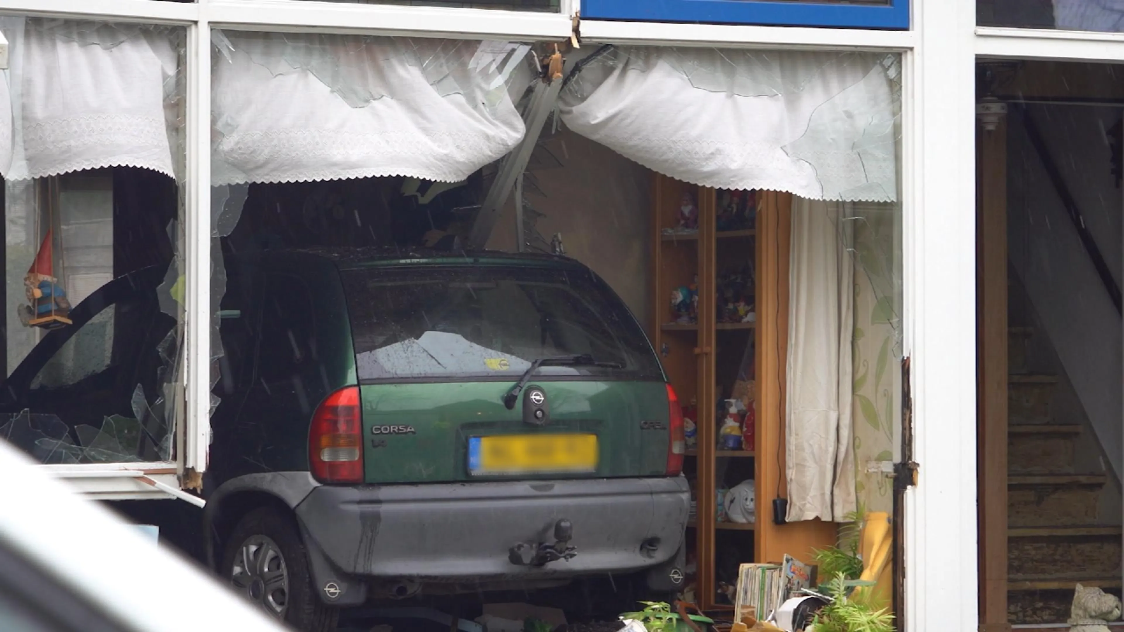 Auto rijdt huis binnen in Drentse Tynaarlo, bestuurder verdwenen