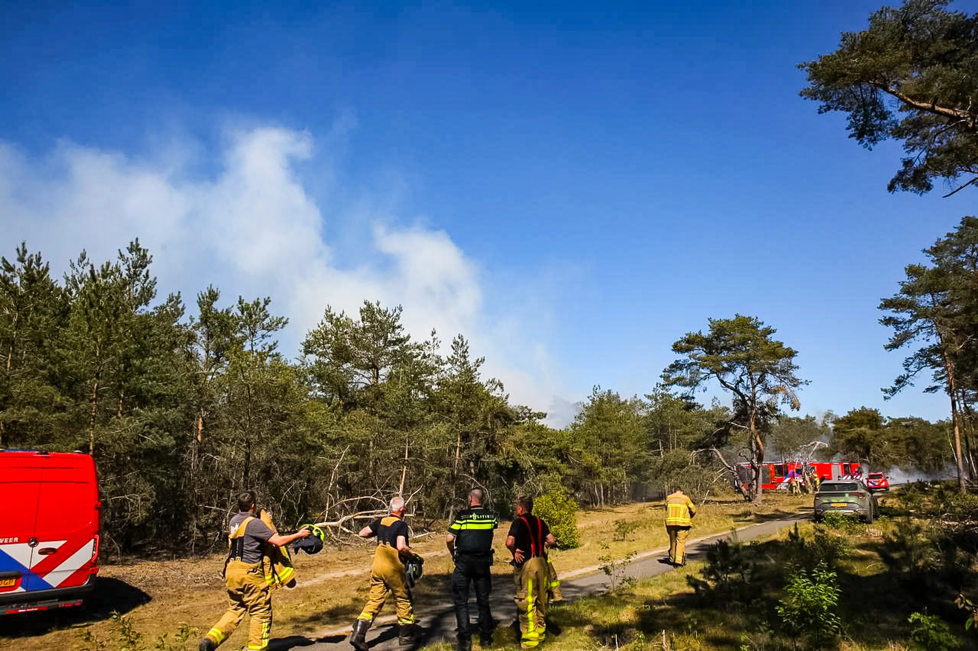 Heftige natuurbrand in Kootwijk: deel A1 dicht door rook