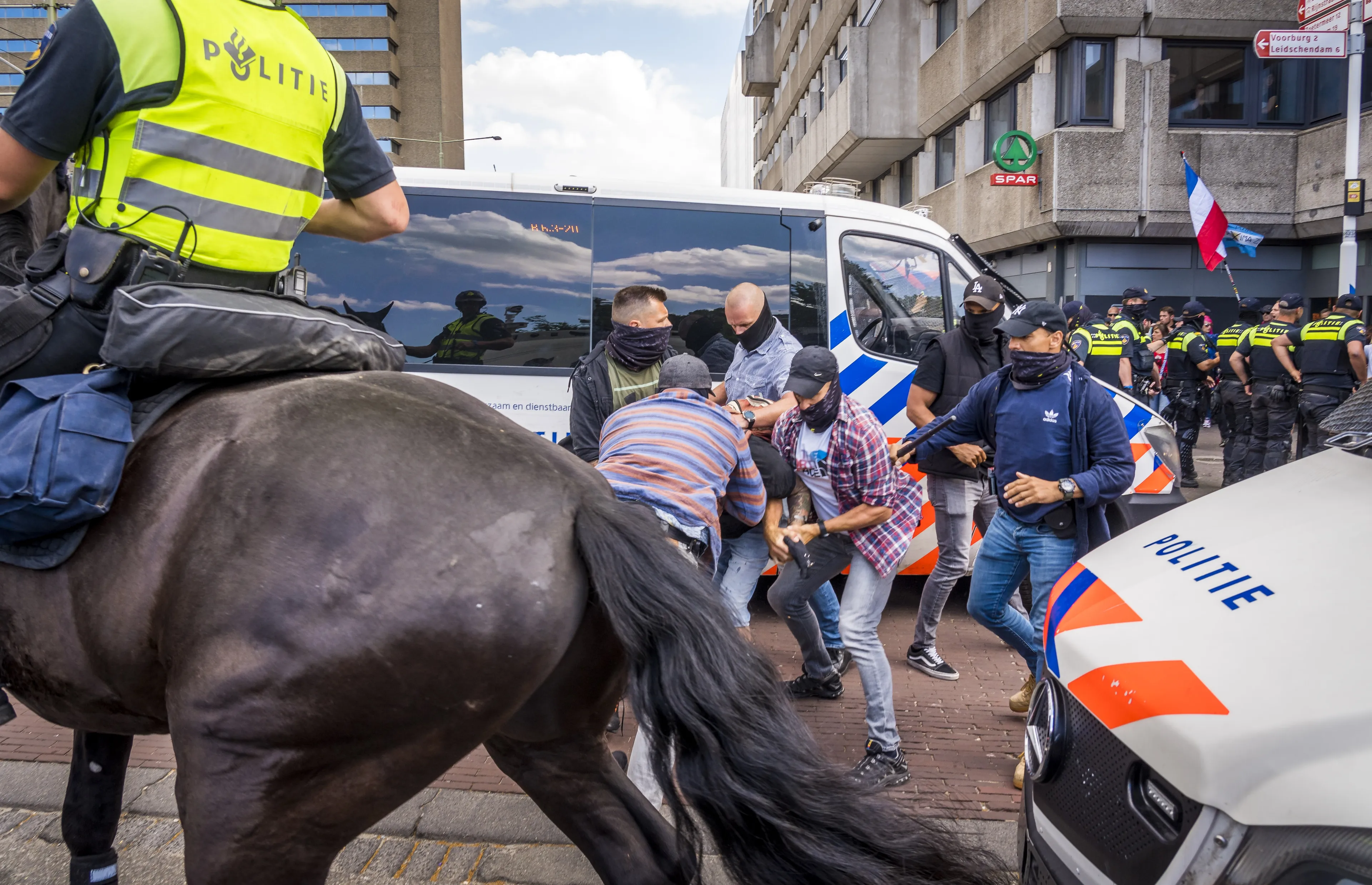 Gearresteerde boeren om veiligheidsredenen niet fysiek voor de rechter