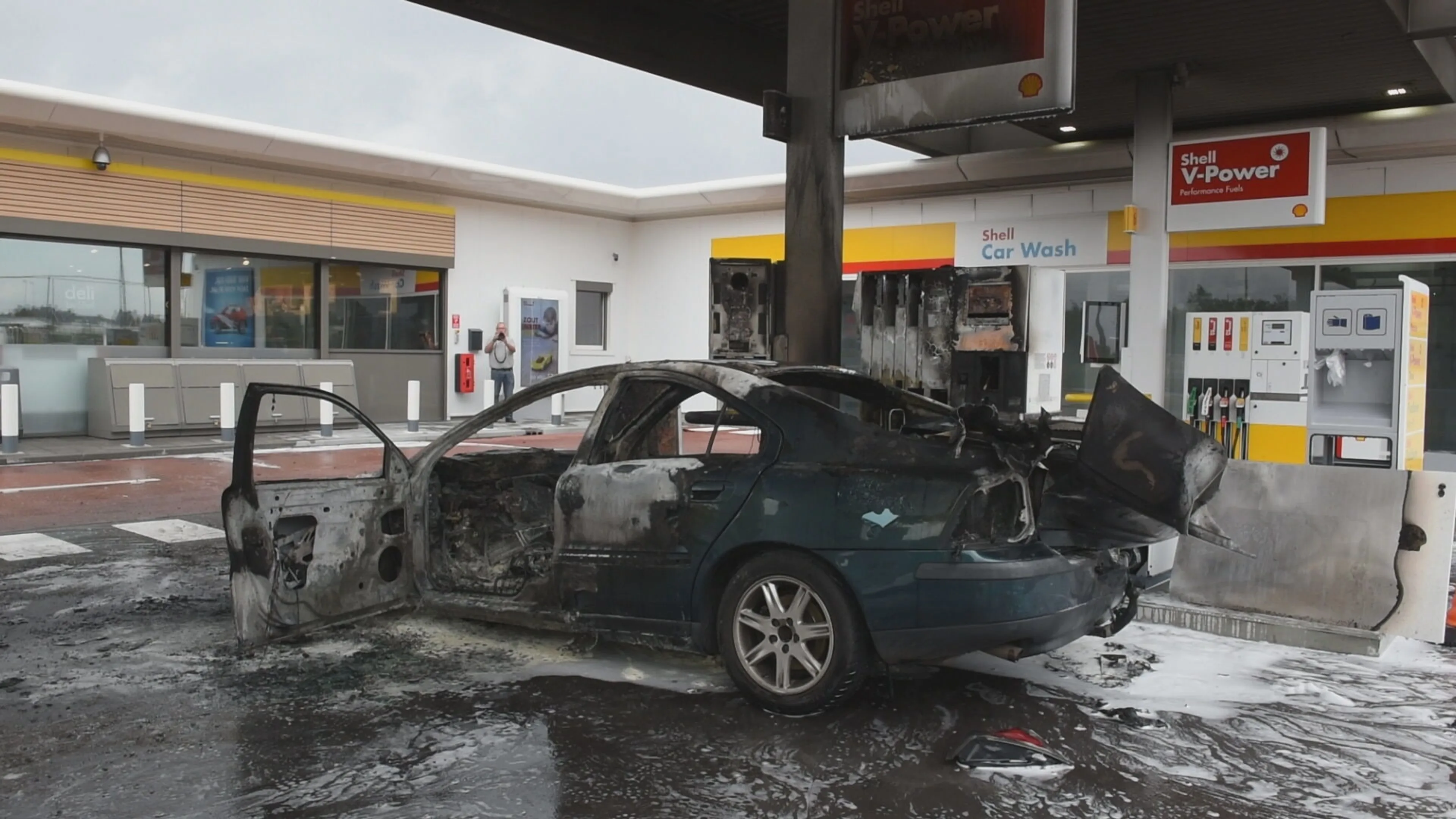 Alerte omstanders redden bestuurder van vlammenzee bij tankstation Tilburg