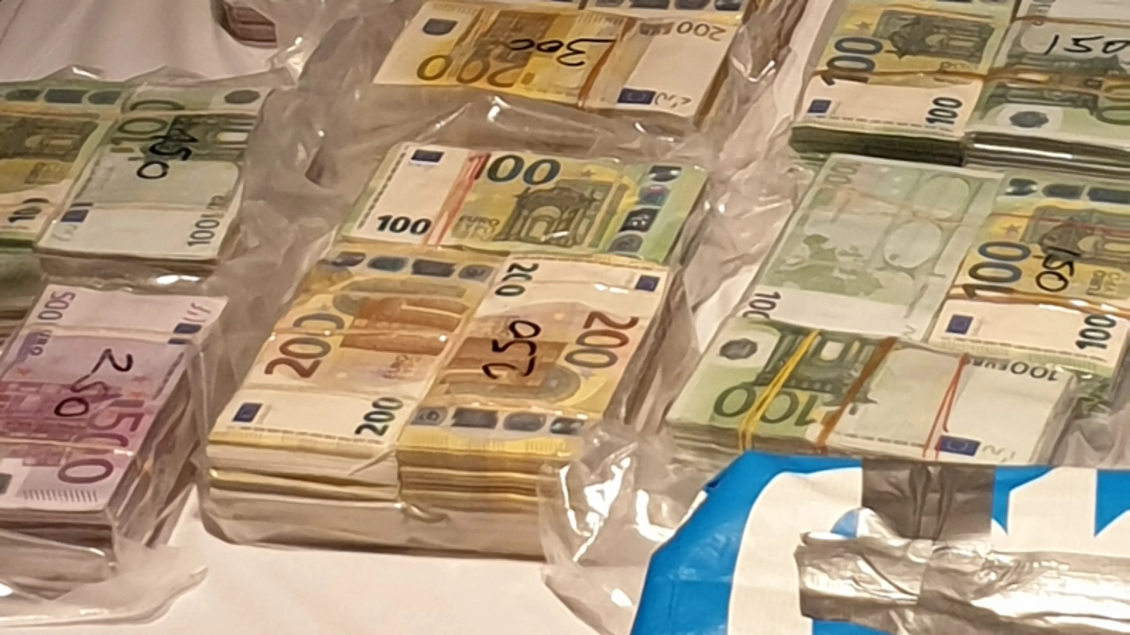 Amsterdamse politie vindt vele miljoenen aan contanten in spookpand