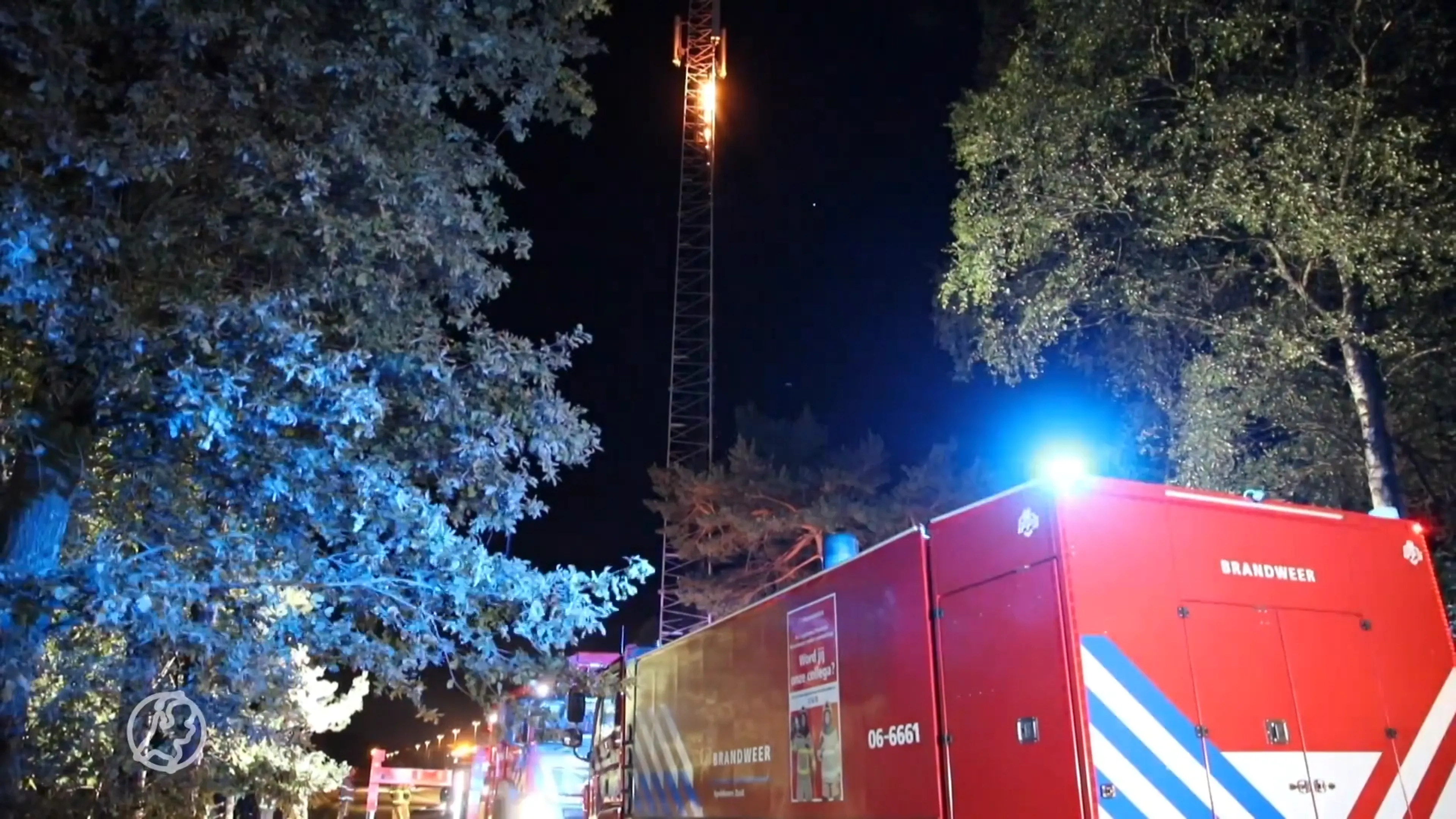 Zendmast opnieuw doelwit brandstichters: vlammen op 15 meter hoogte