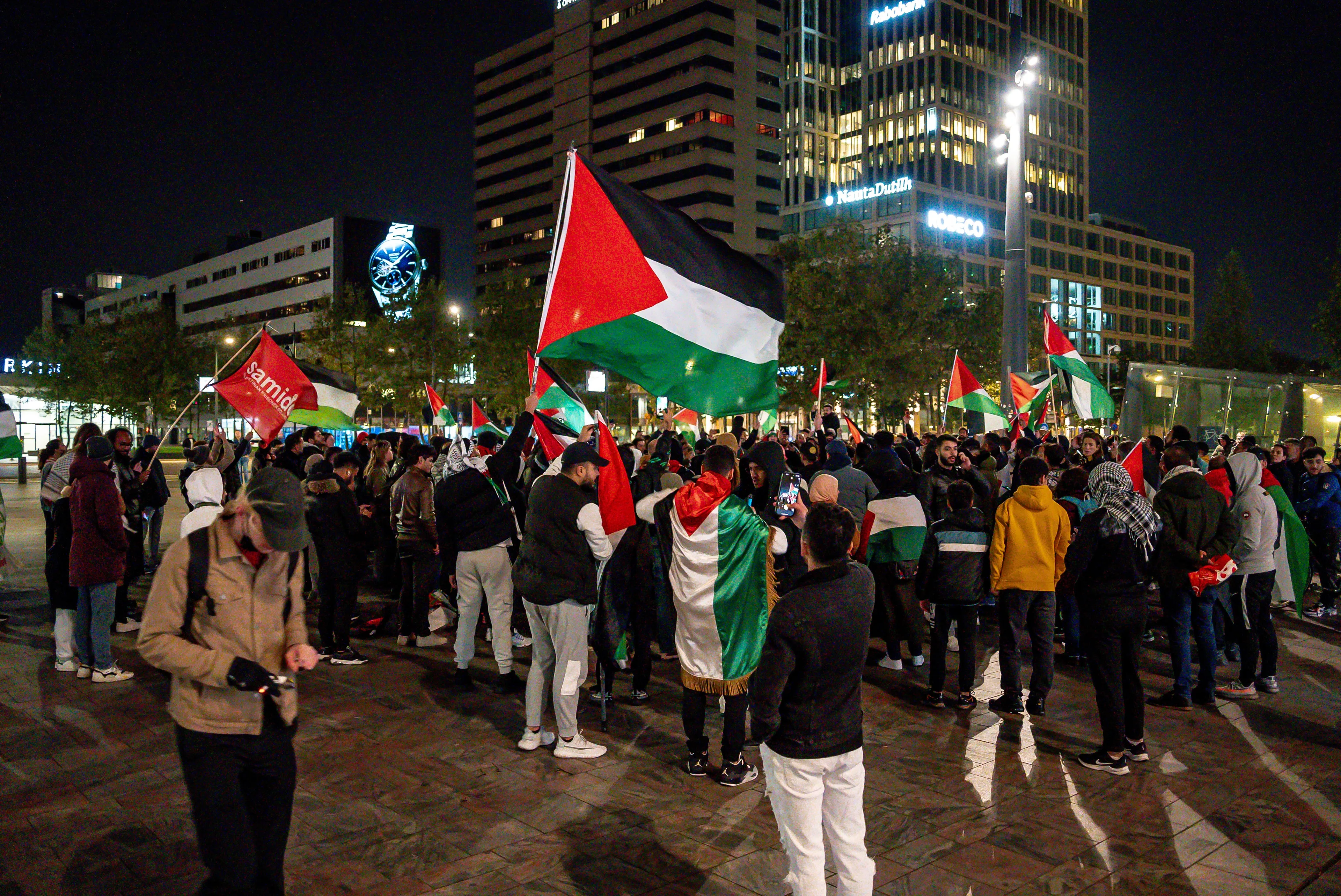 Honderden mensen in protest de straat op na aanval ziekenhuis Gaza