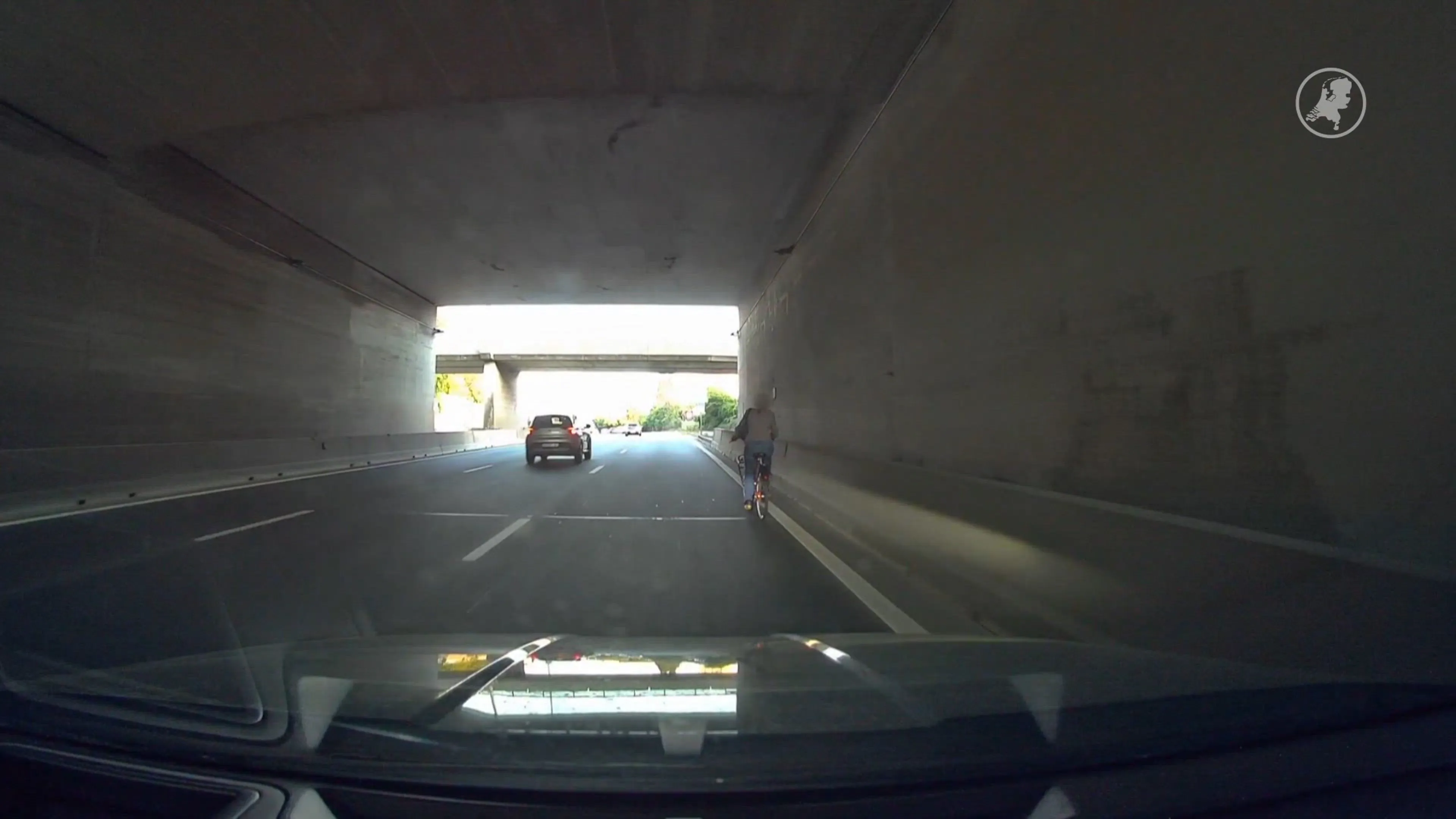 Vrouw fietst op snelweg