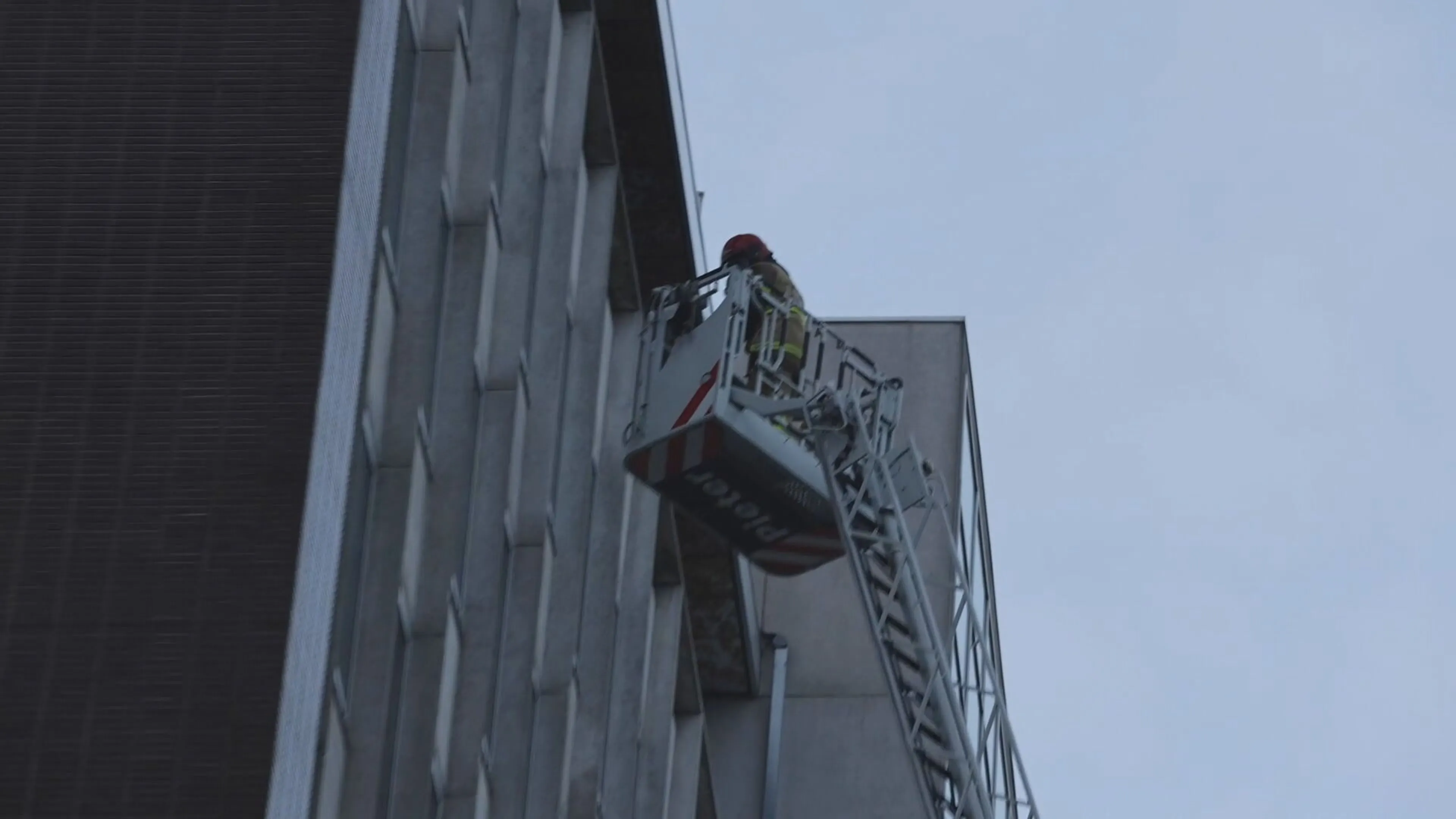 Extra beveiliging ingezet na brand in flat Amsterdam