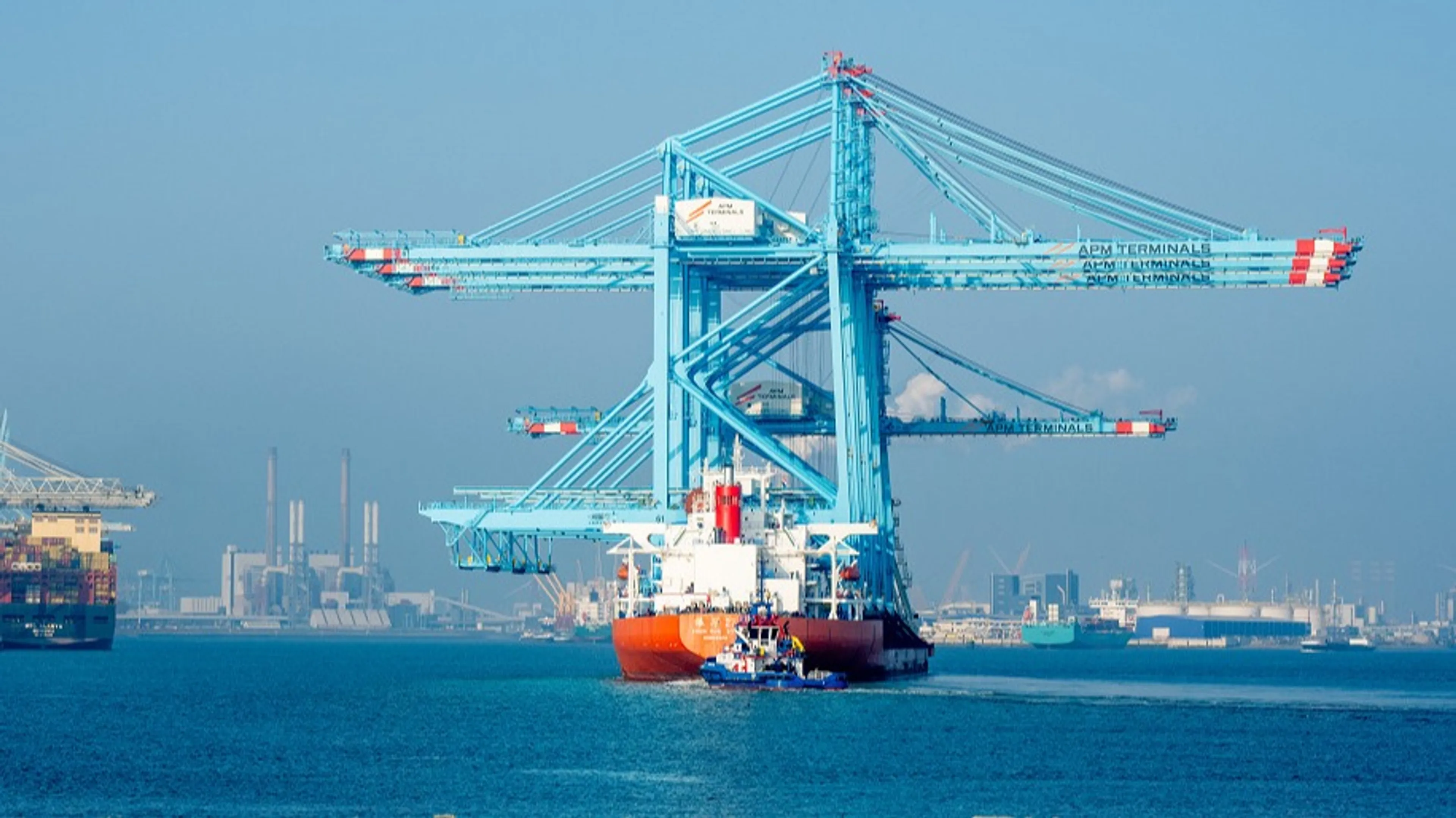 ZIEN: Schip met enorme havenkranen vaart binnen op de Maasvlakte