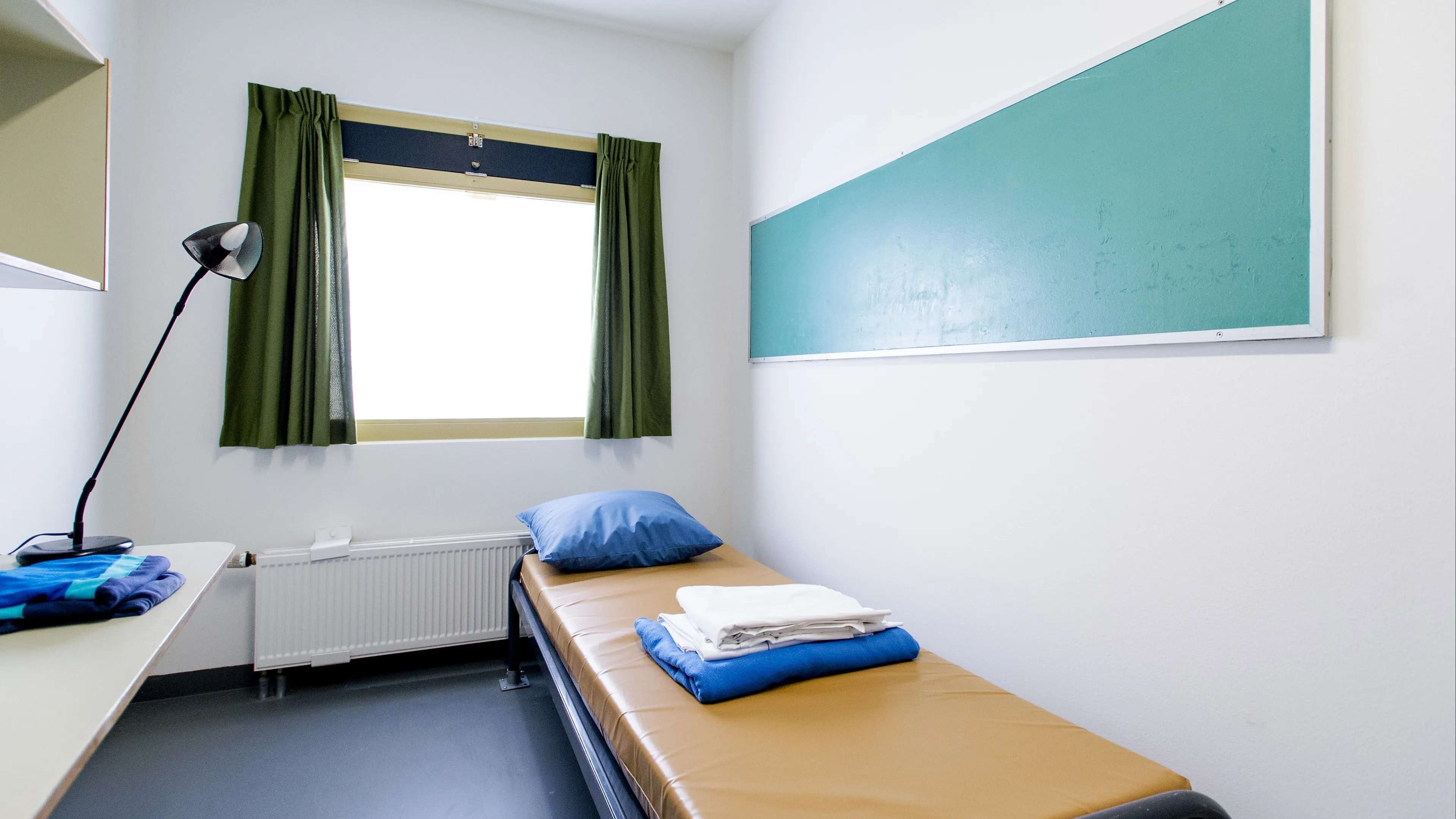 Asielzoeker (35) wil niet het land uit en moet cel in voor mishandeling