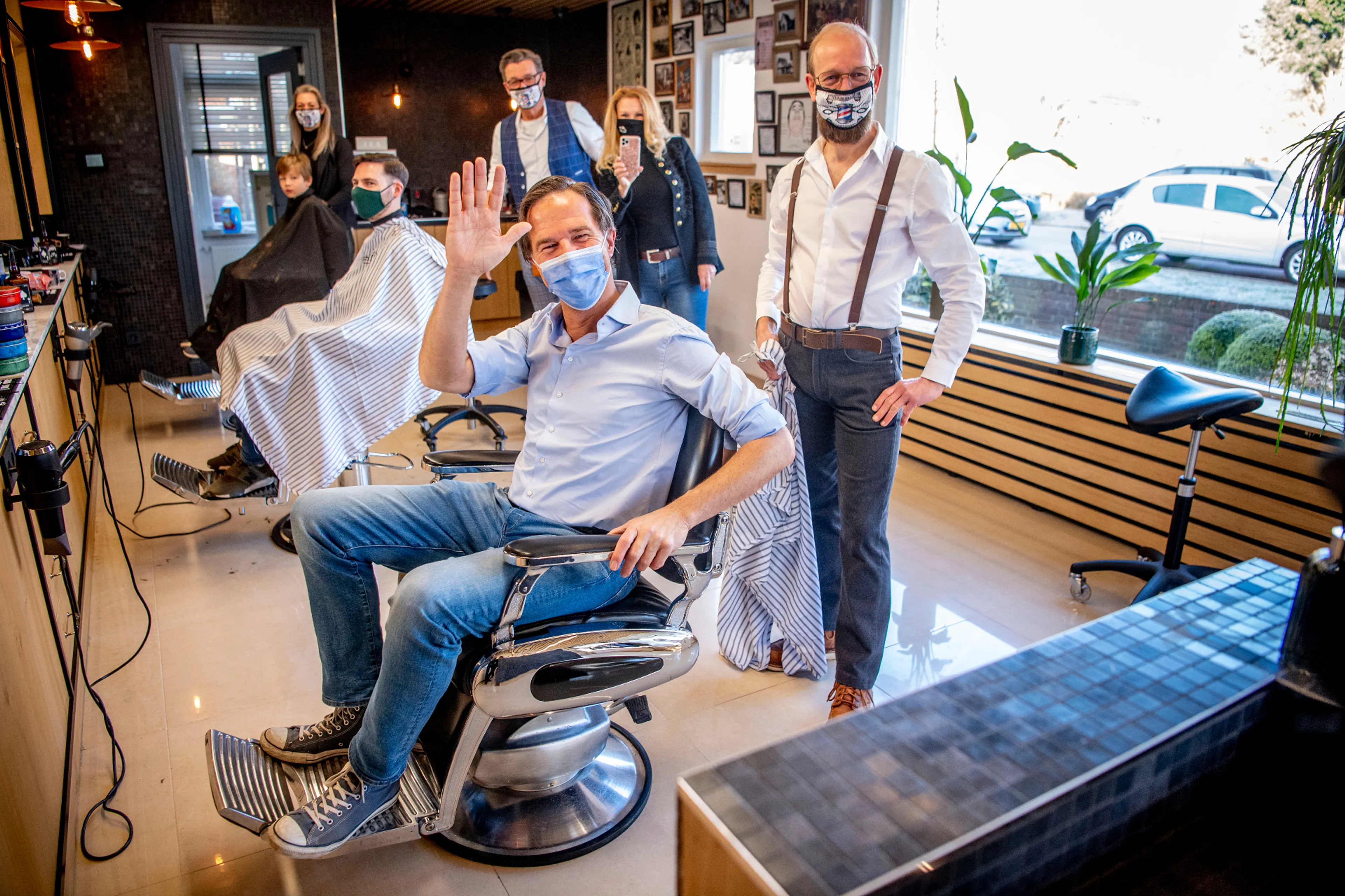 Kappers roepen ministers op met trots 'coronakapsel' te dragen op bordesfoto