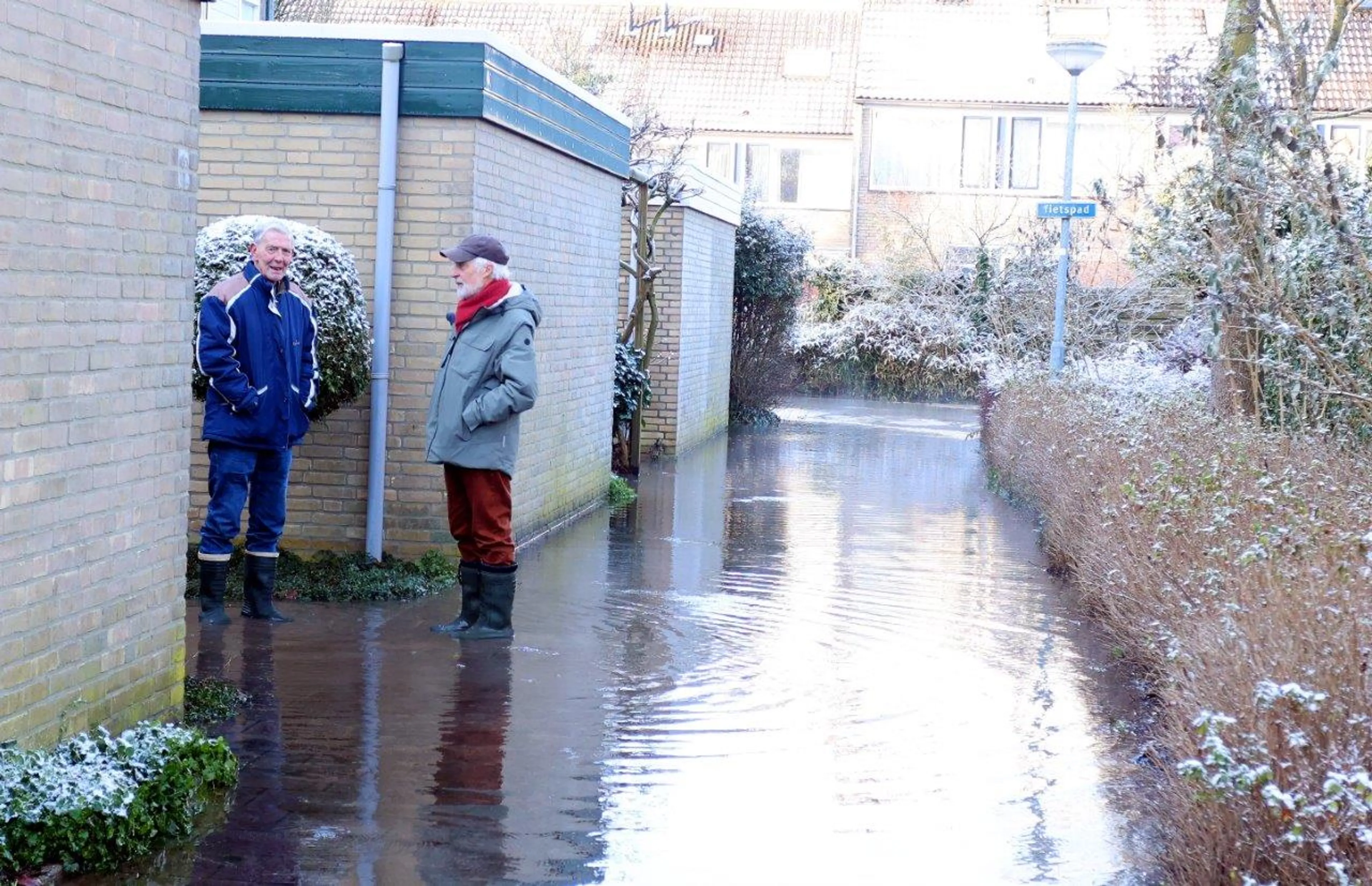 Wijk in Den Bosch deels onder water door gesprongen waterleiding