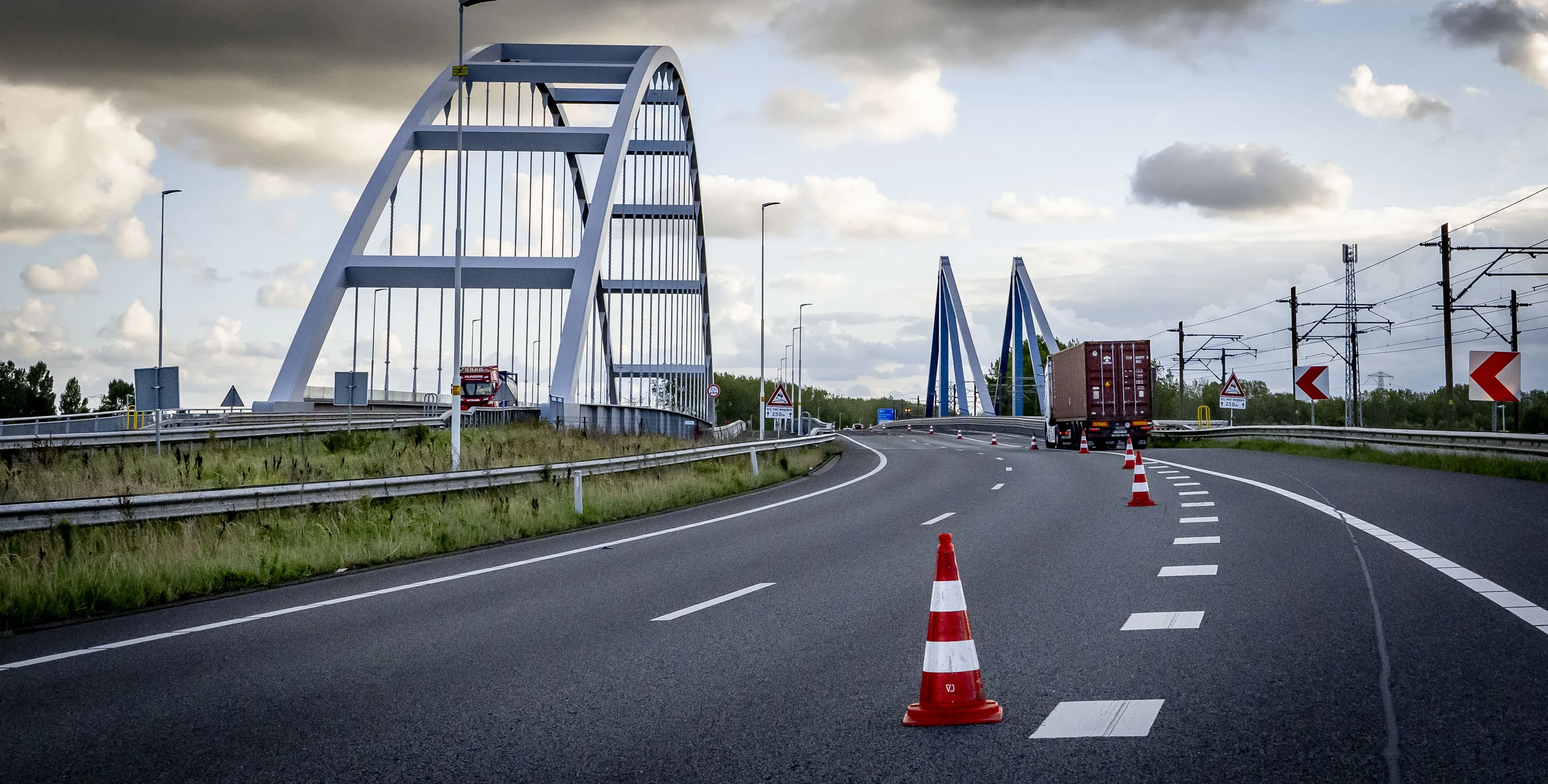 Verkeer op A15 nog weken over vluchtstrook Suurhoffbrug