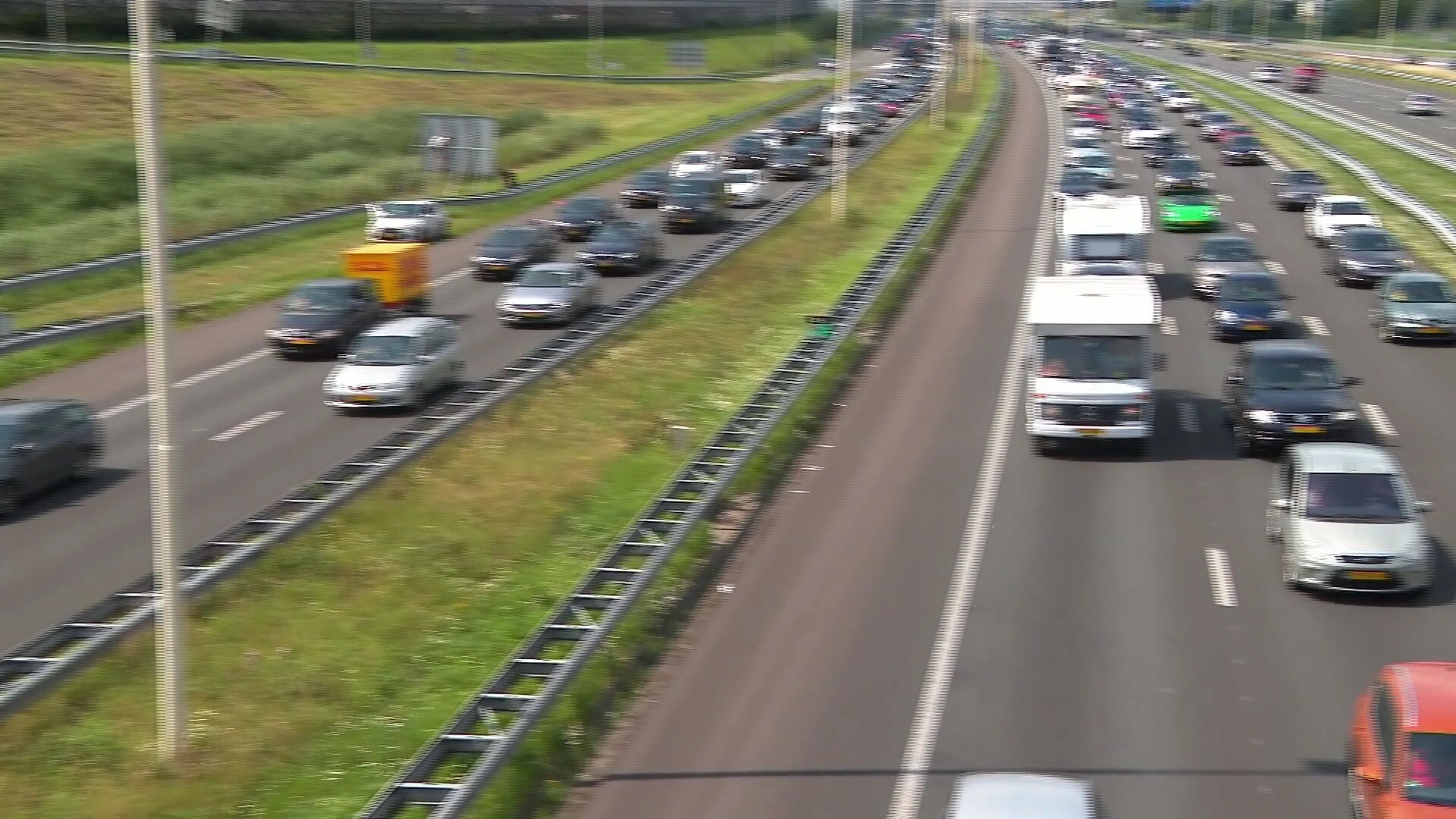 Nederlanders eindelijk op vakantie, topdrukte bij garages en vroege files op Route Du Soleil 
