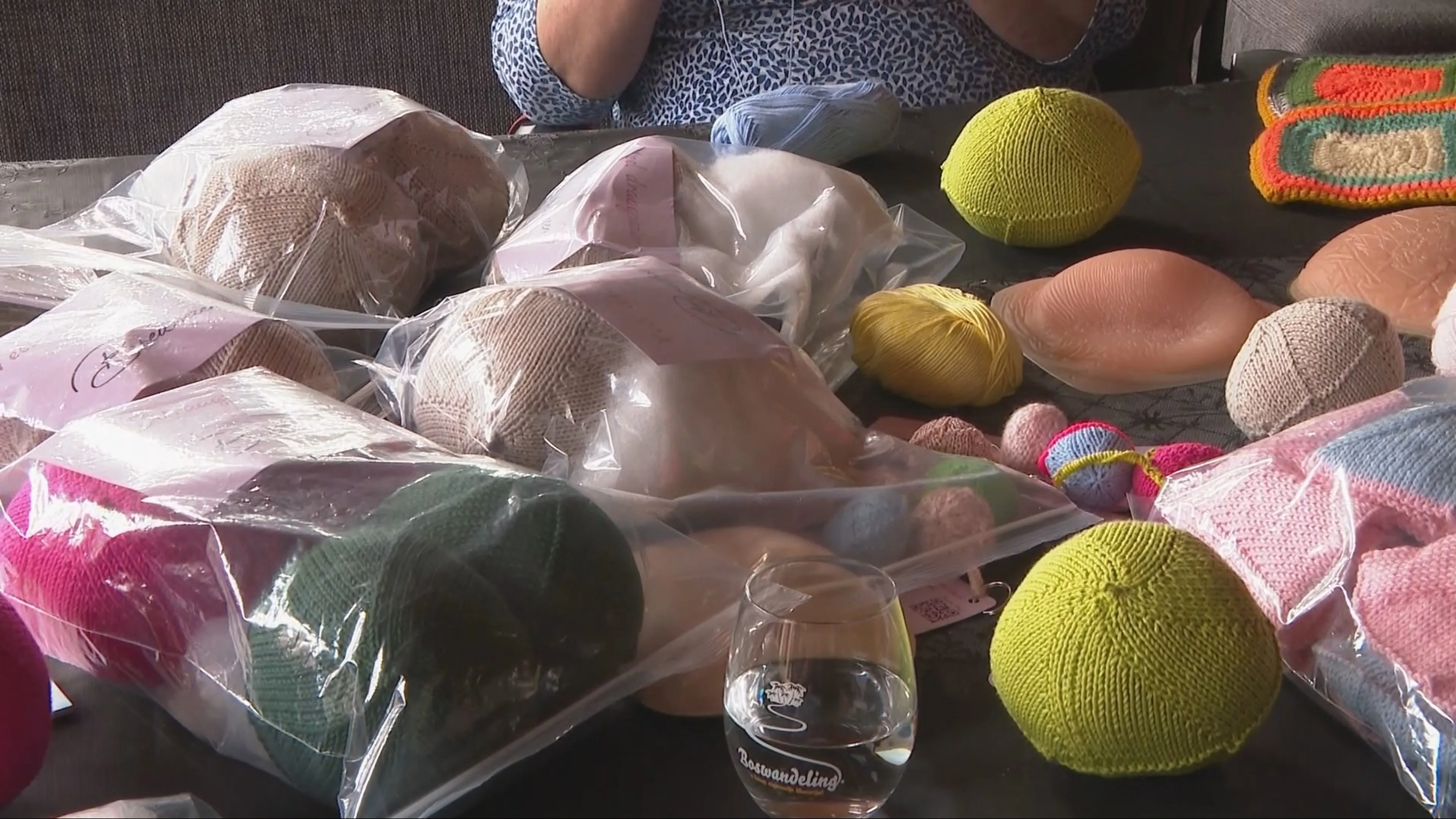 Gebreide borstprothese biedt uitkomst voor kankerpatiënten: tientallen vrijwilligers helpen