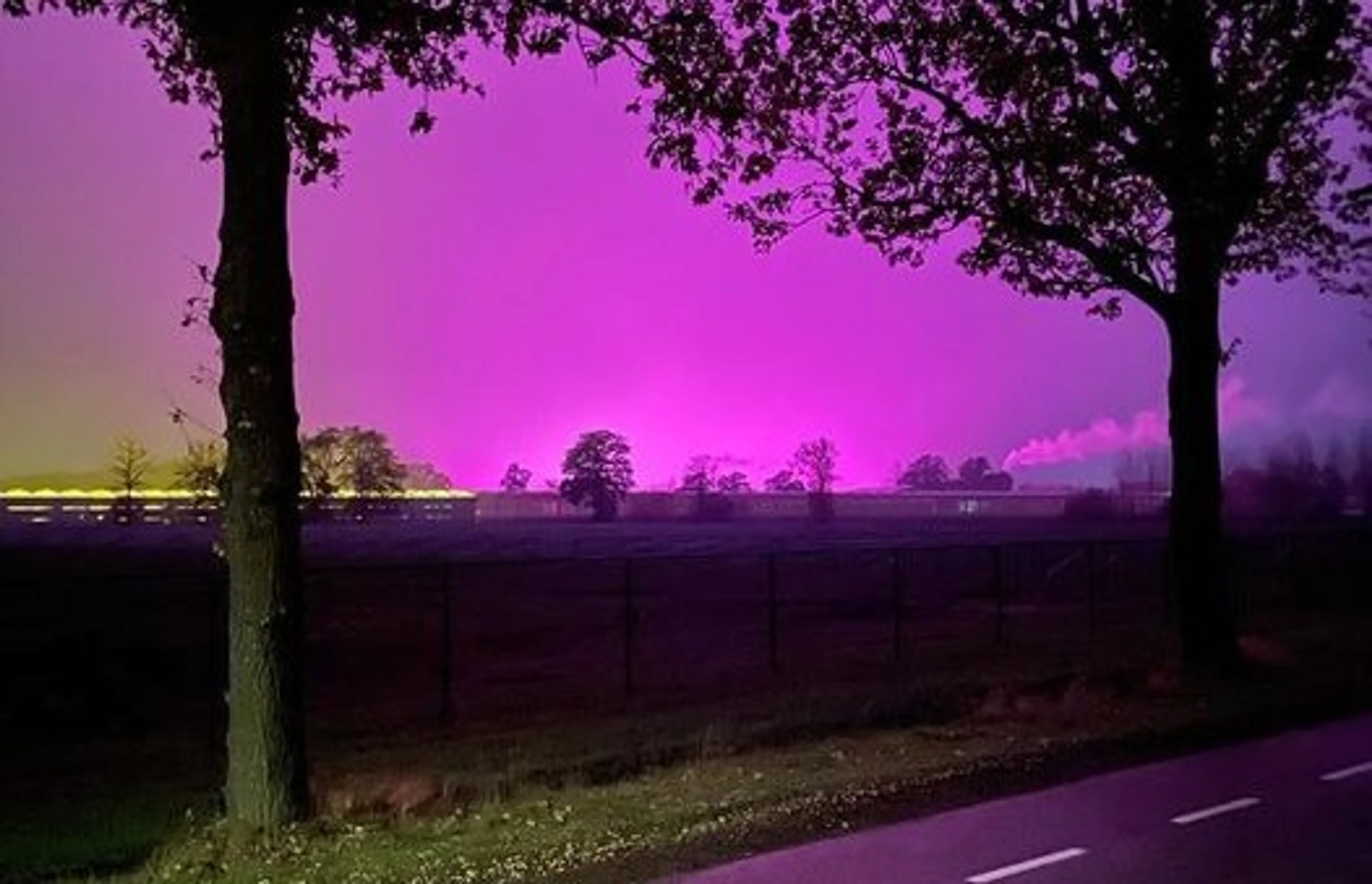 Bizarre felpaarse luchten boven oostelijk Brabant vanwege storing bij kwekerij