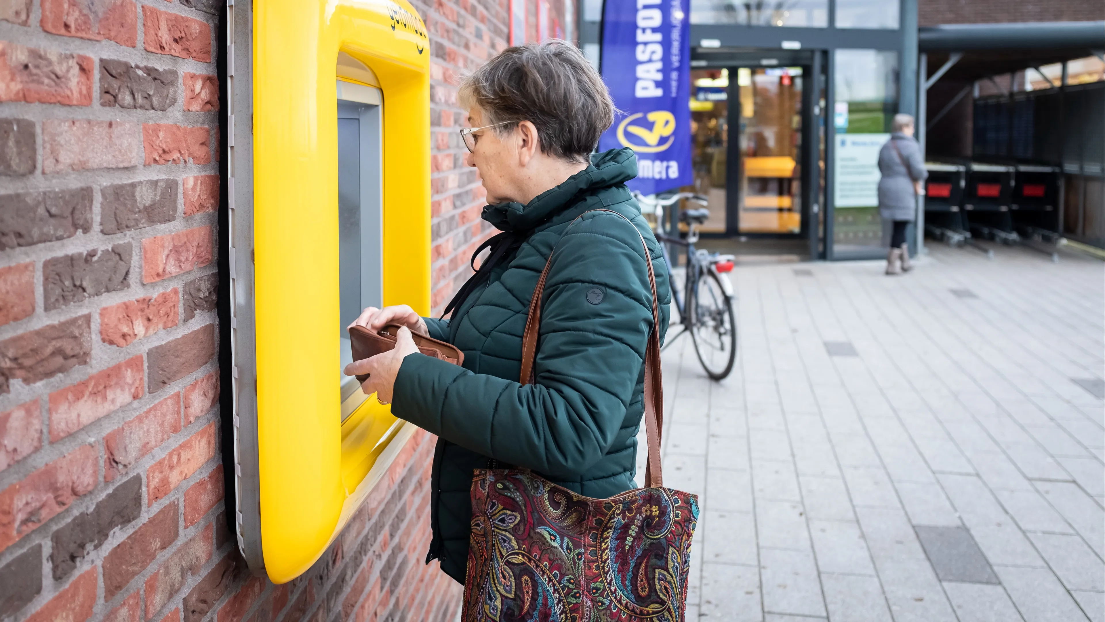 Kaag vertrouwt banken niet en wil dat geld opnemen gratis blijft