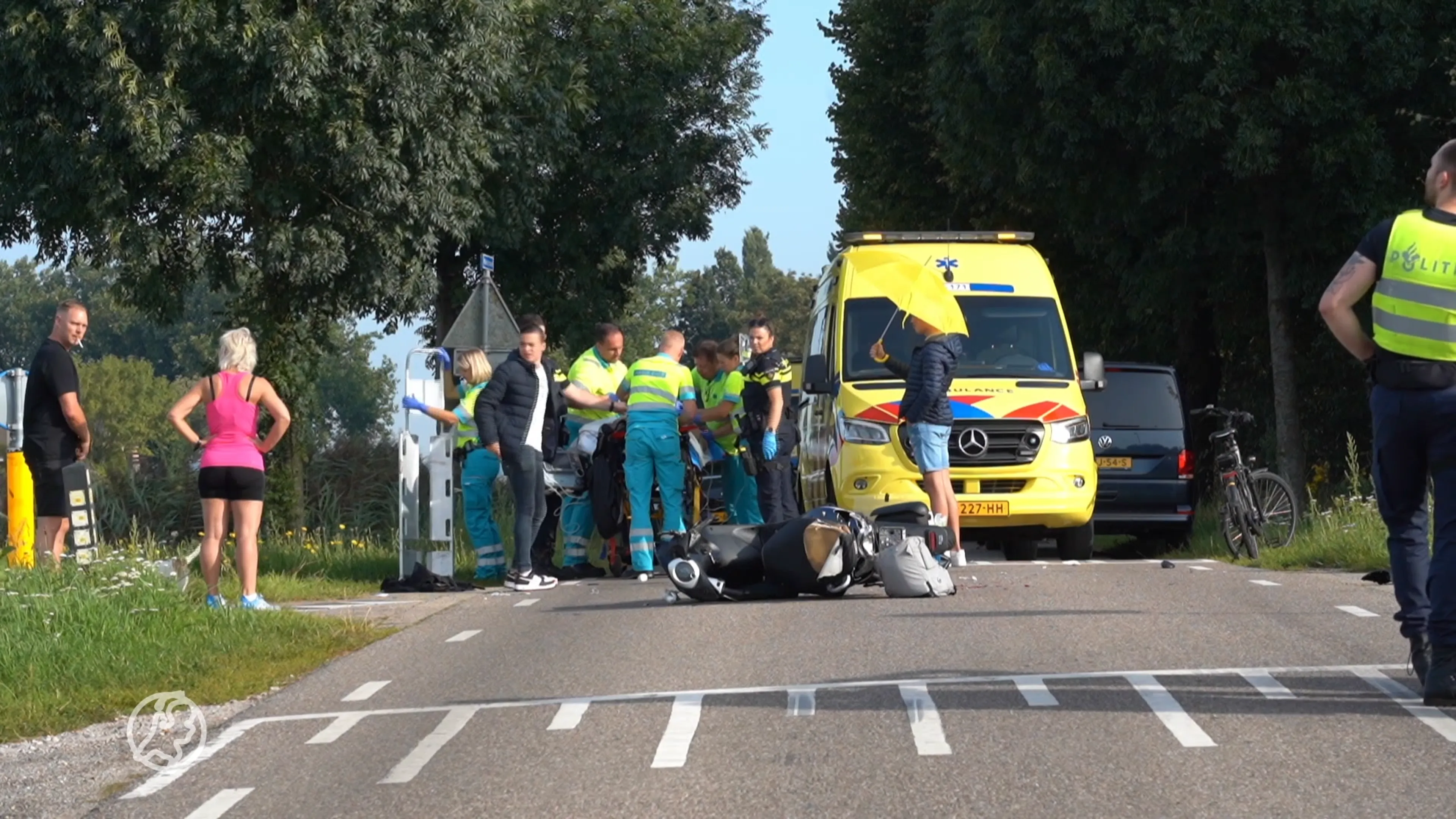 Scooterrijder ernstig gewond na botsing met busje in Raamsdonk