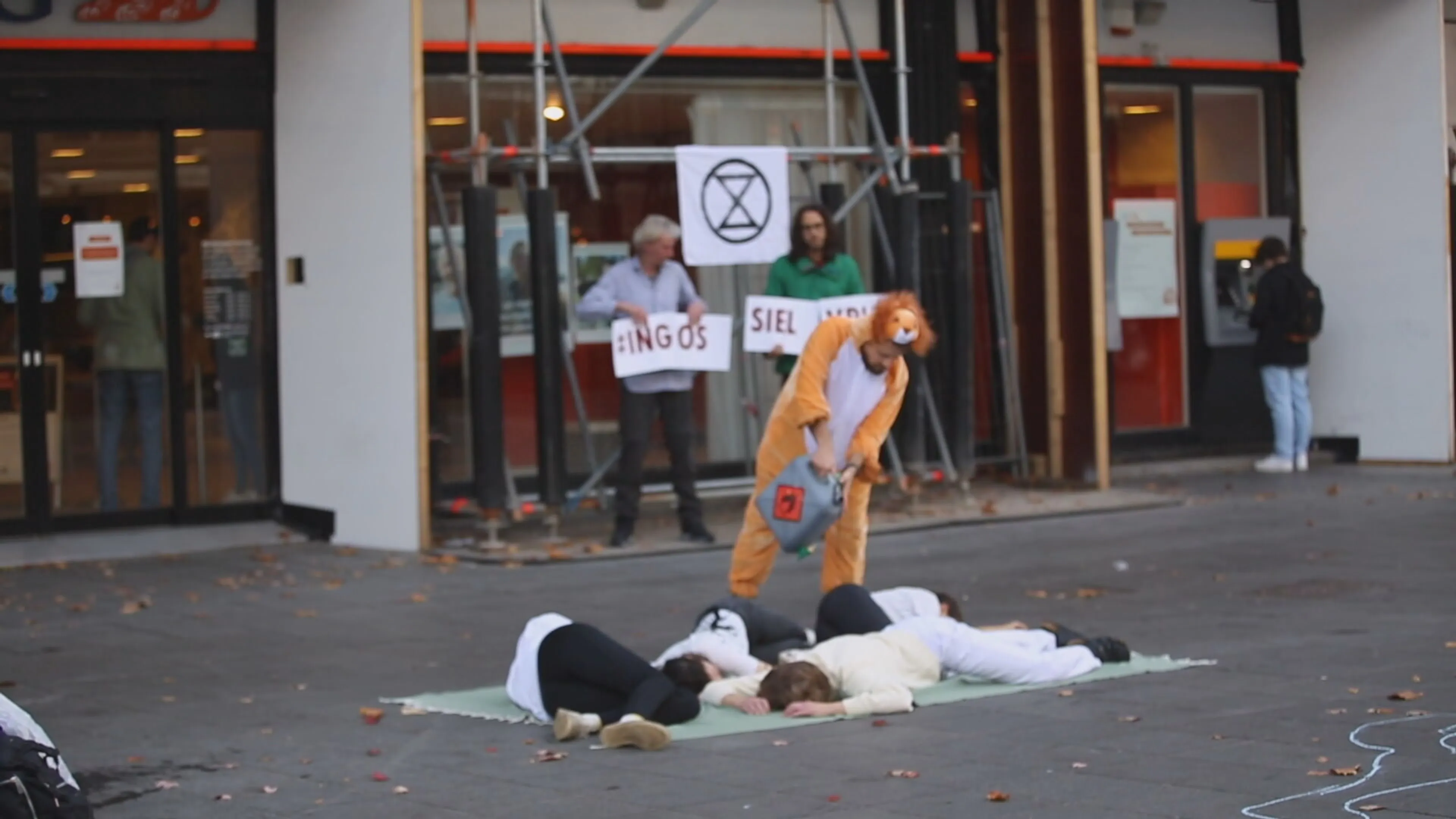 Extinction Rebellion protesteert bij twaalf ING-kantoren