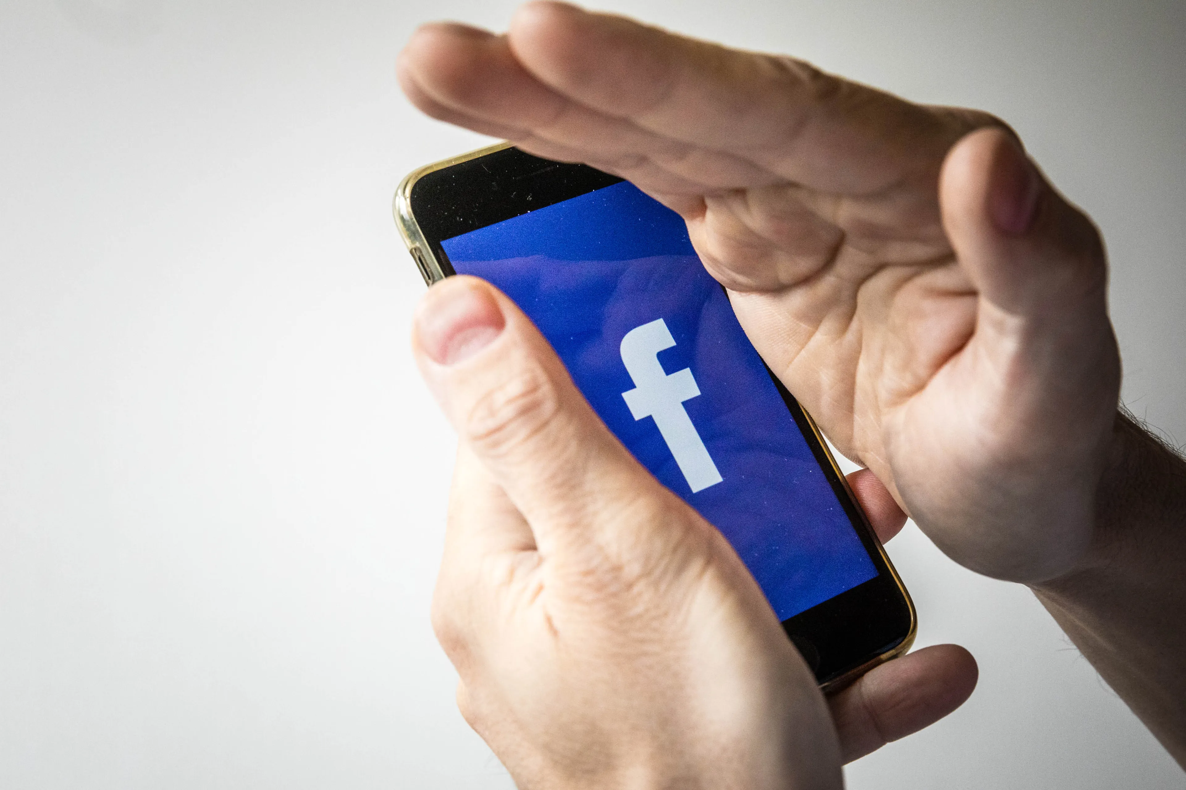 Stichting looft 1000 euro uit aan mensen die bewijzen dat Facebook hun rechten schendt