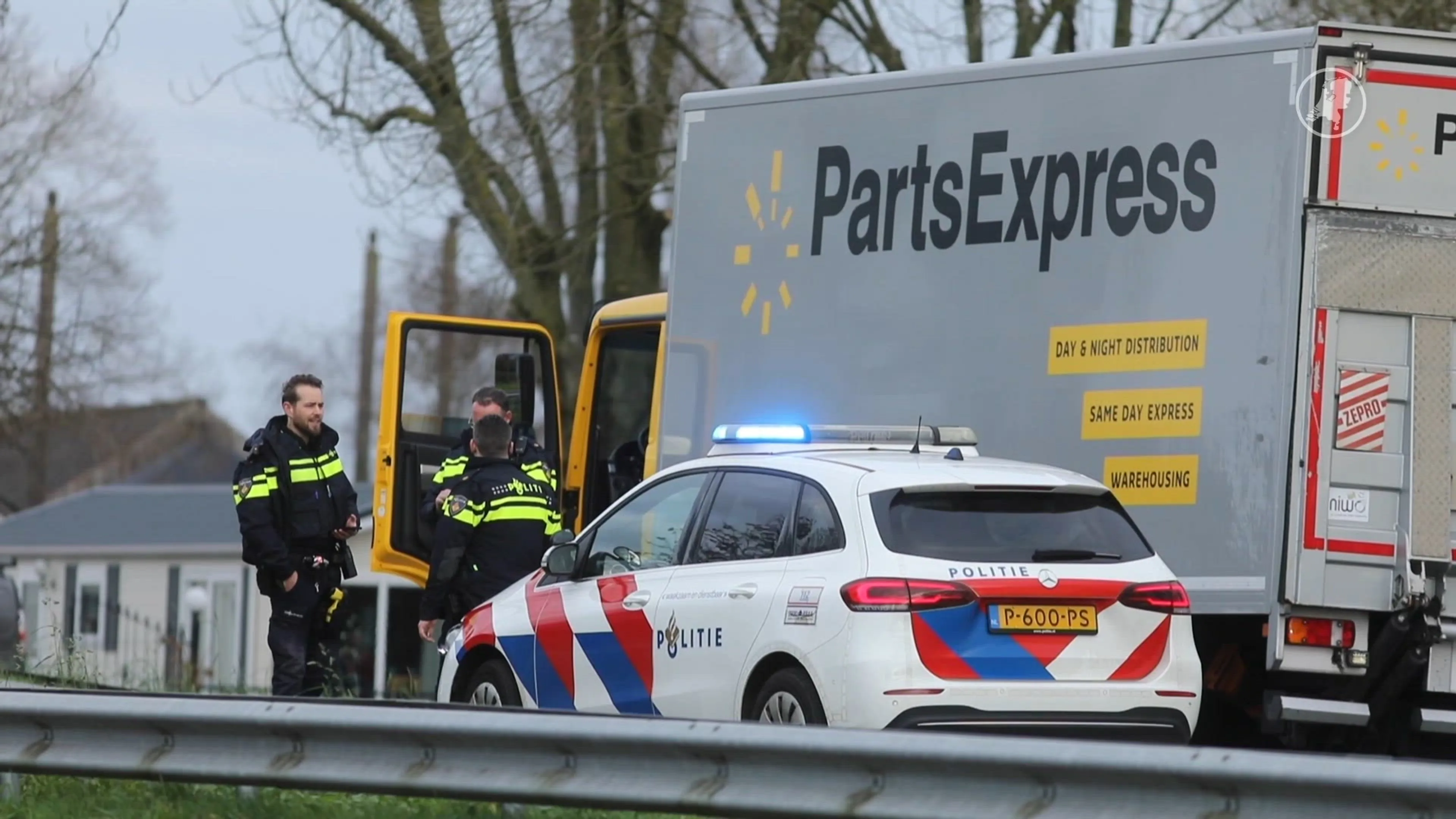 Vrachtwagen klemgereden door gewapende overvallers bij Muiden