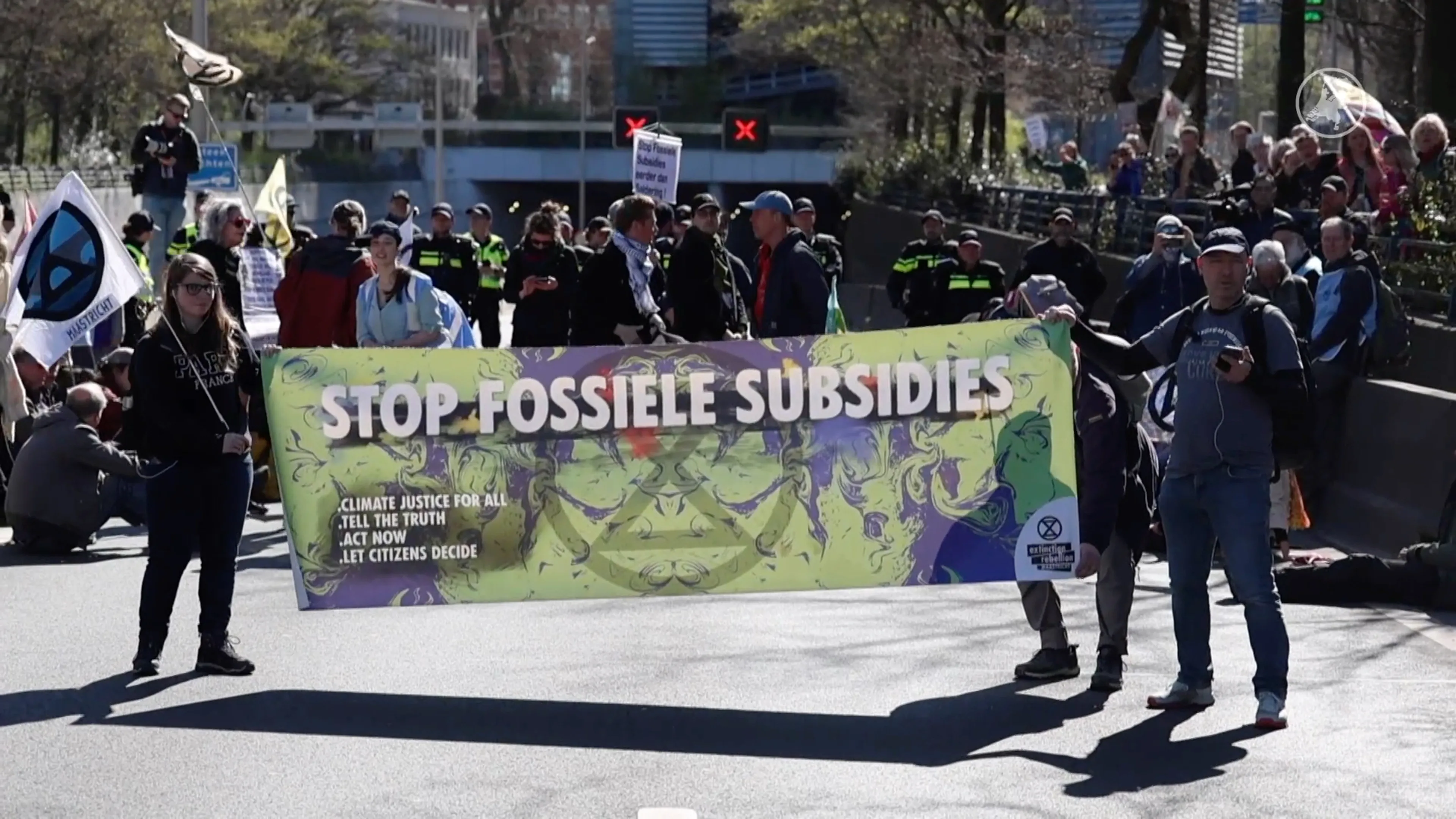 Verkeer rond Den Haag muurvast door demonstratie XR, A12 inmiddels weer open