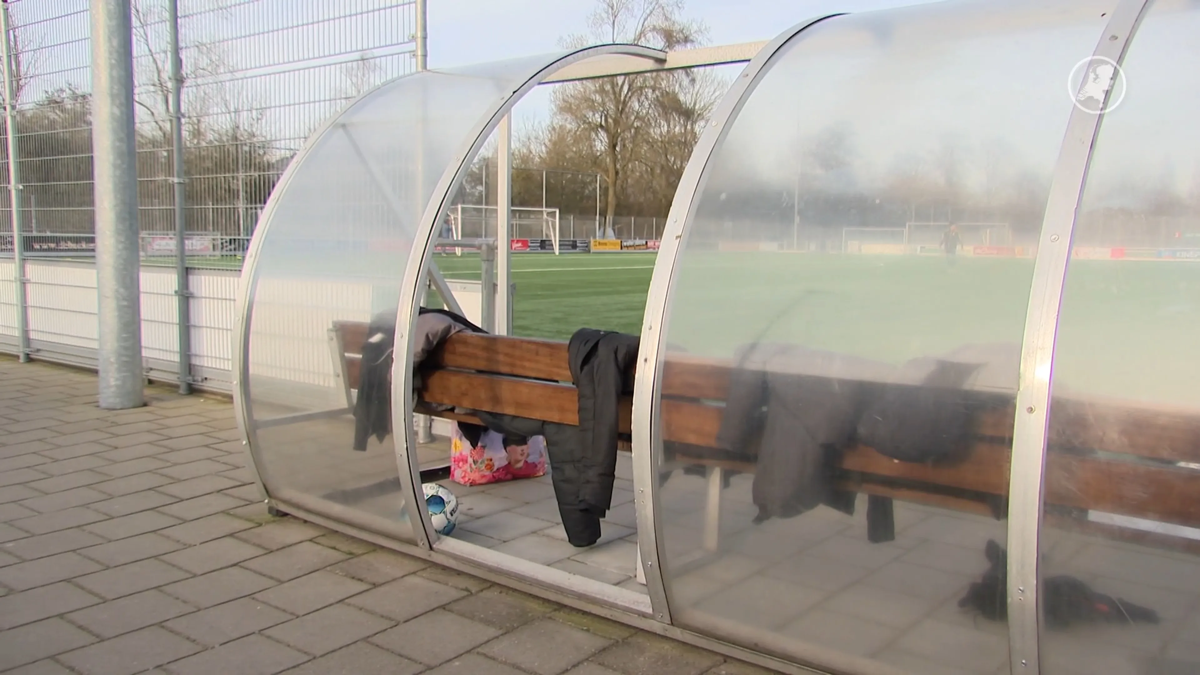 Vlaggenstokken in sloot en dugout kapot, voetbalclub geteisterd door vandalisme