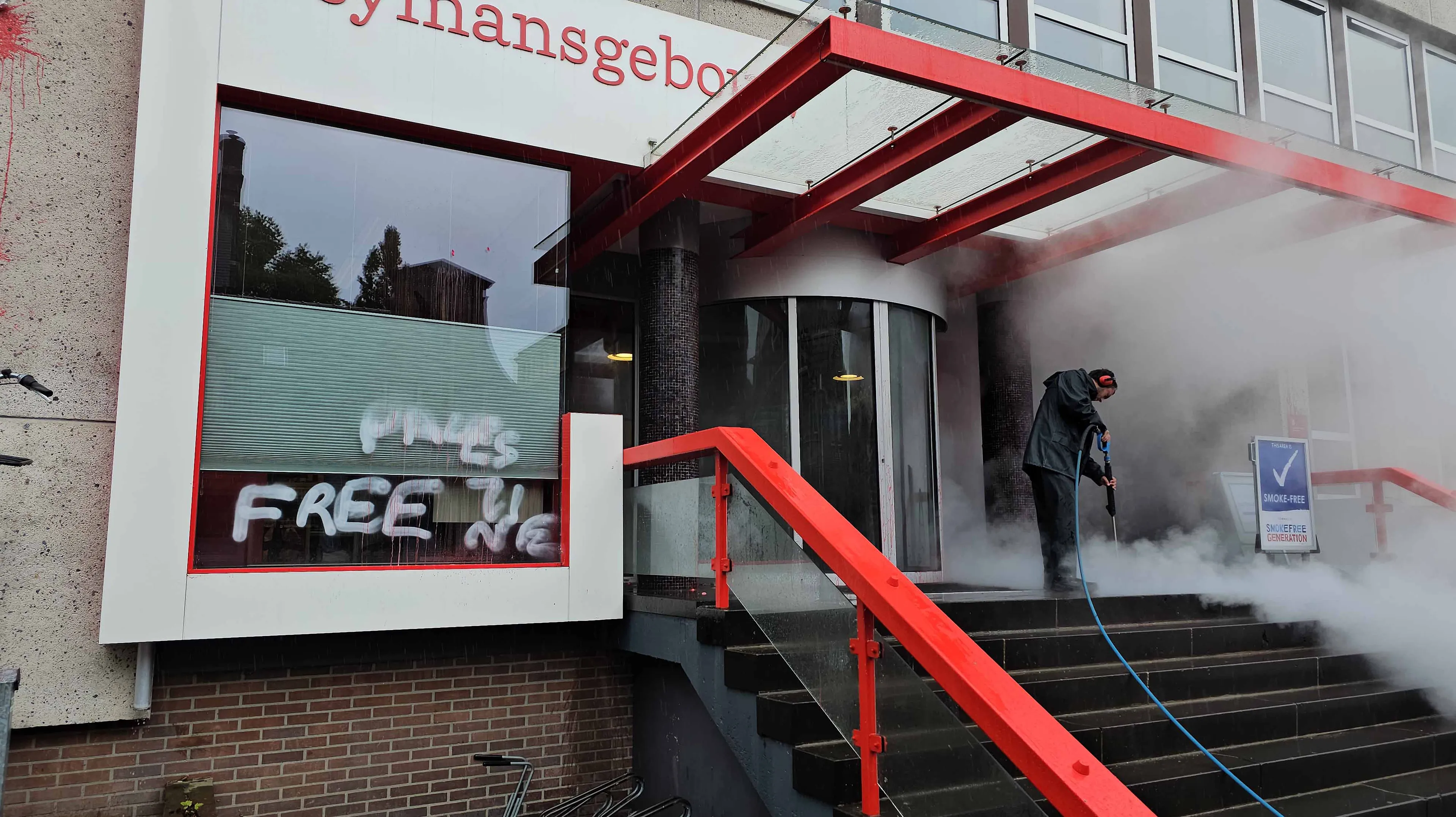 Universiteitsgebouw Groningen beklad met pro-Palestijnse leuzen