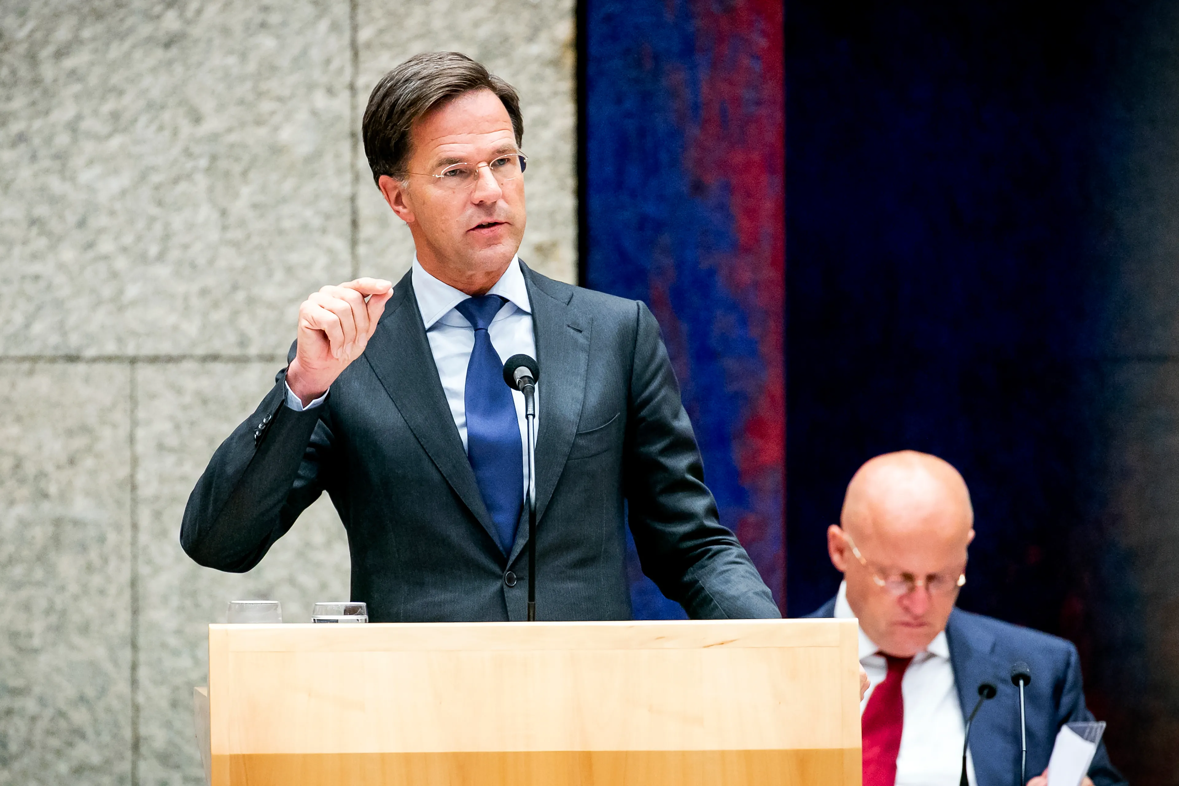 Tweede Kamer debatteert met Rutte over spoedwet voor avondklok