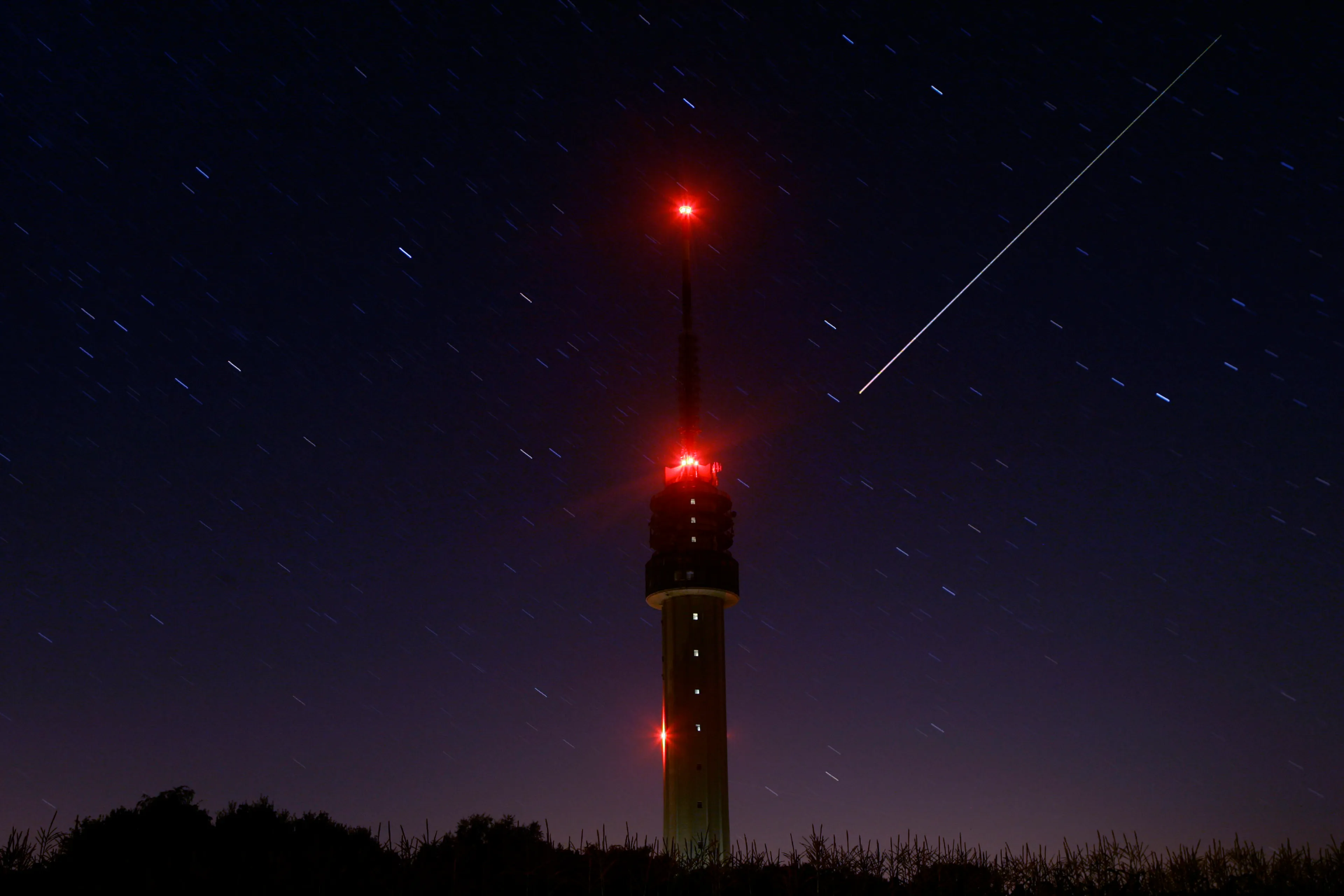 Lichtflits en vuurbal aan de hemel: mogelijke meteoor boven Nederland