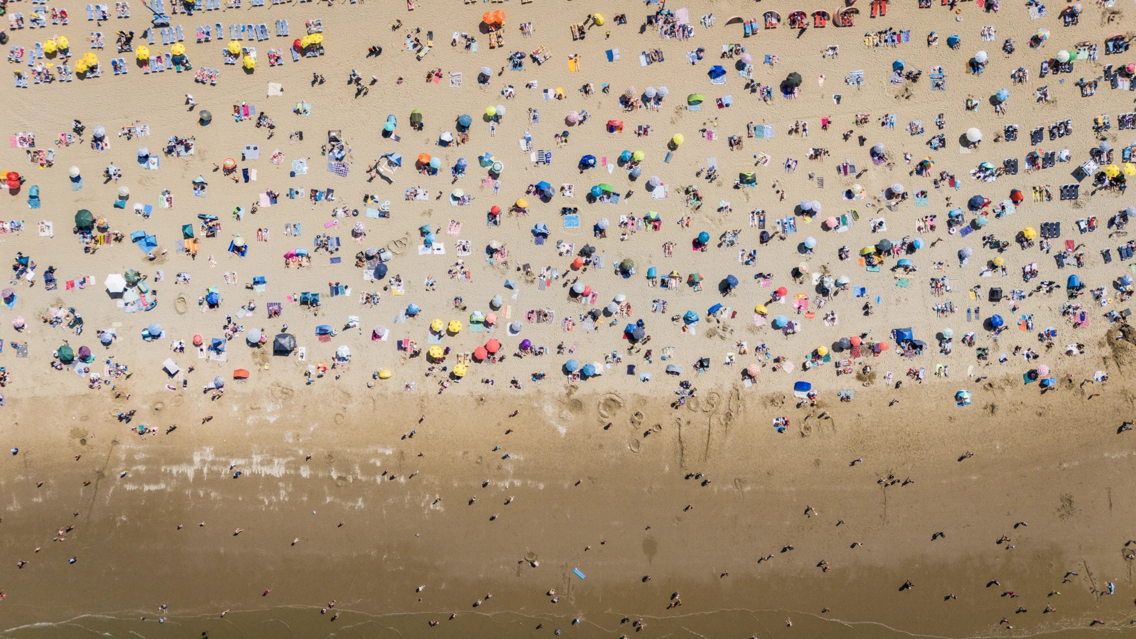 Stranden liggen vol op zomerse dag
