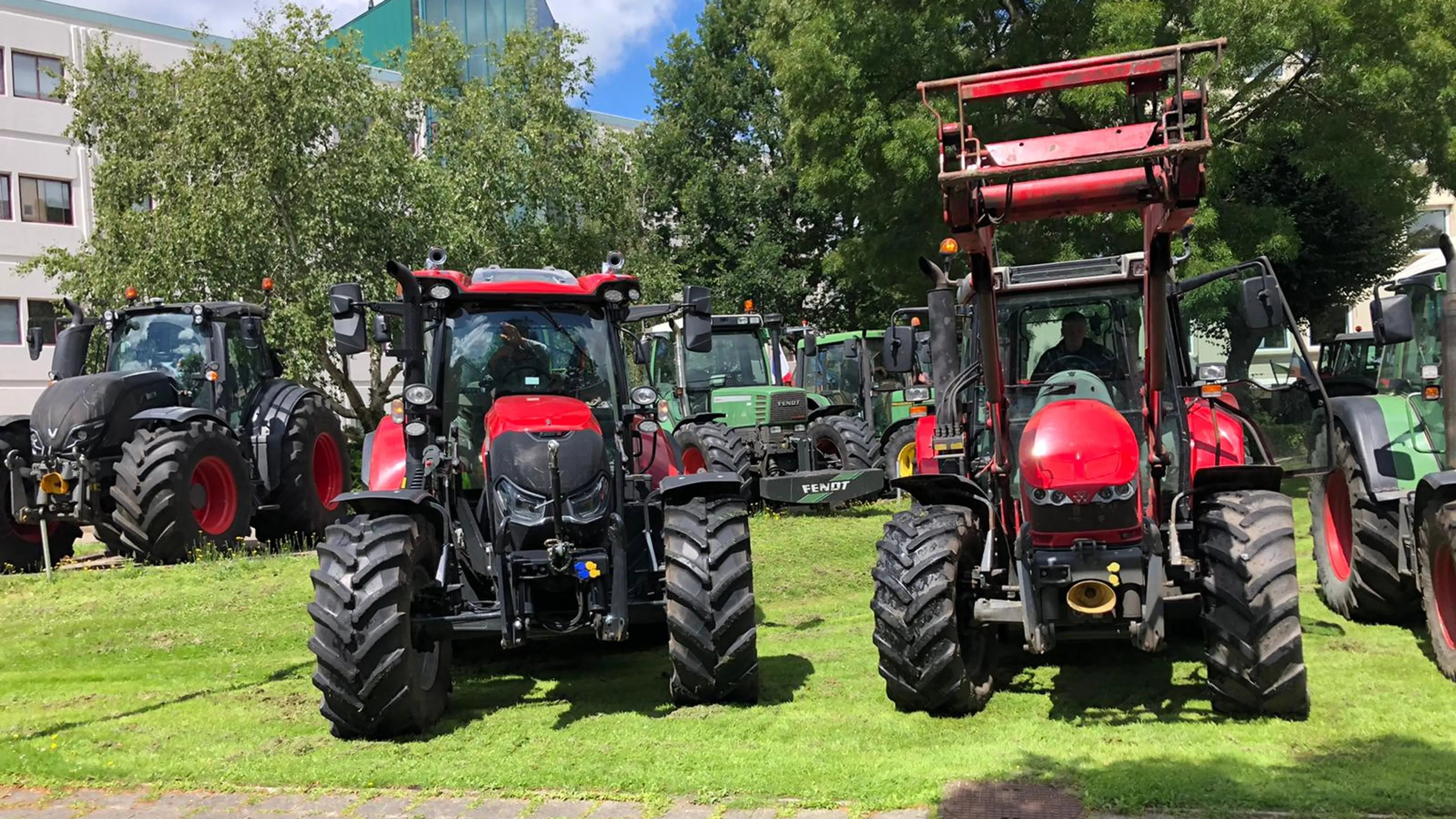Boeren duiken massaal op voor protest bij hoofdkantoor CBL