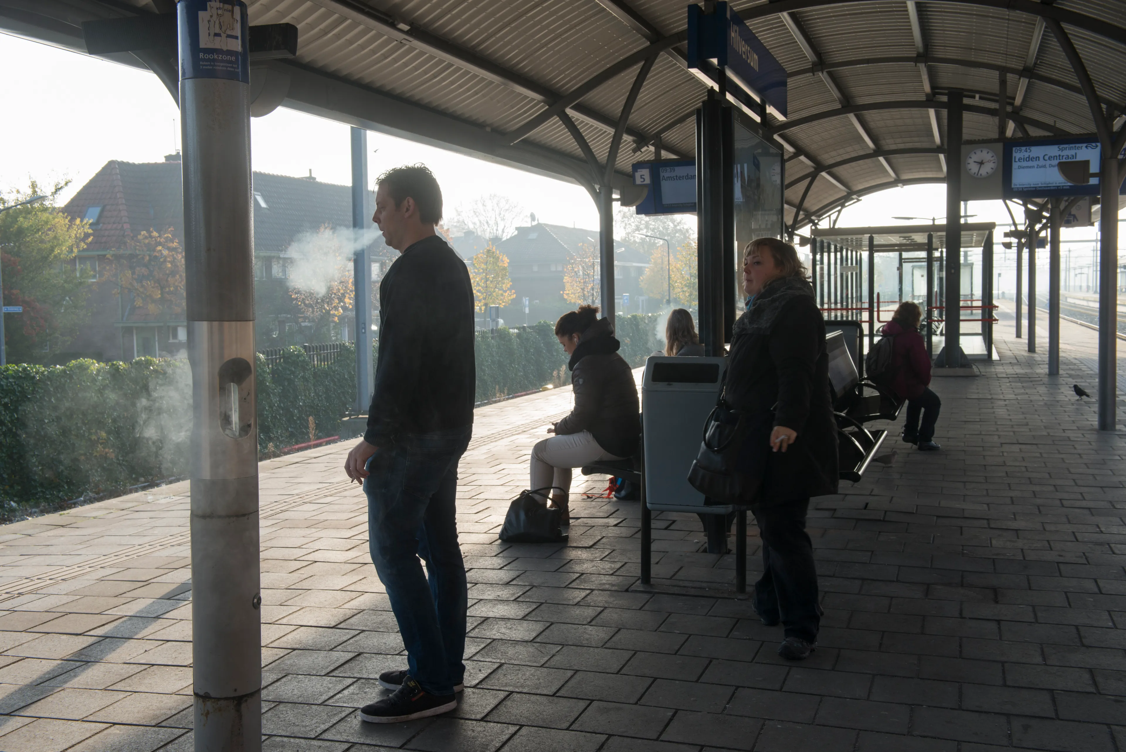 NS doet sigaret in de ban: eerste rookpalen worden weggehaald