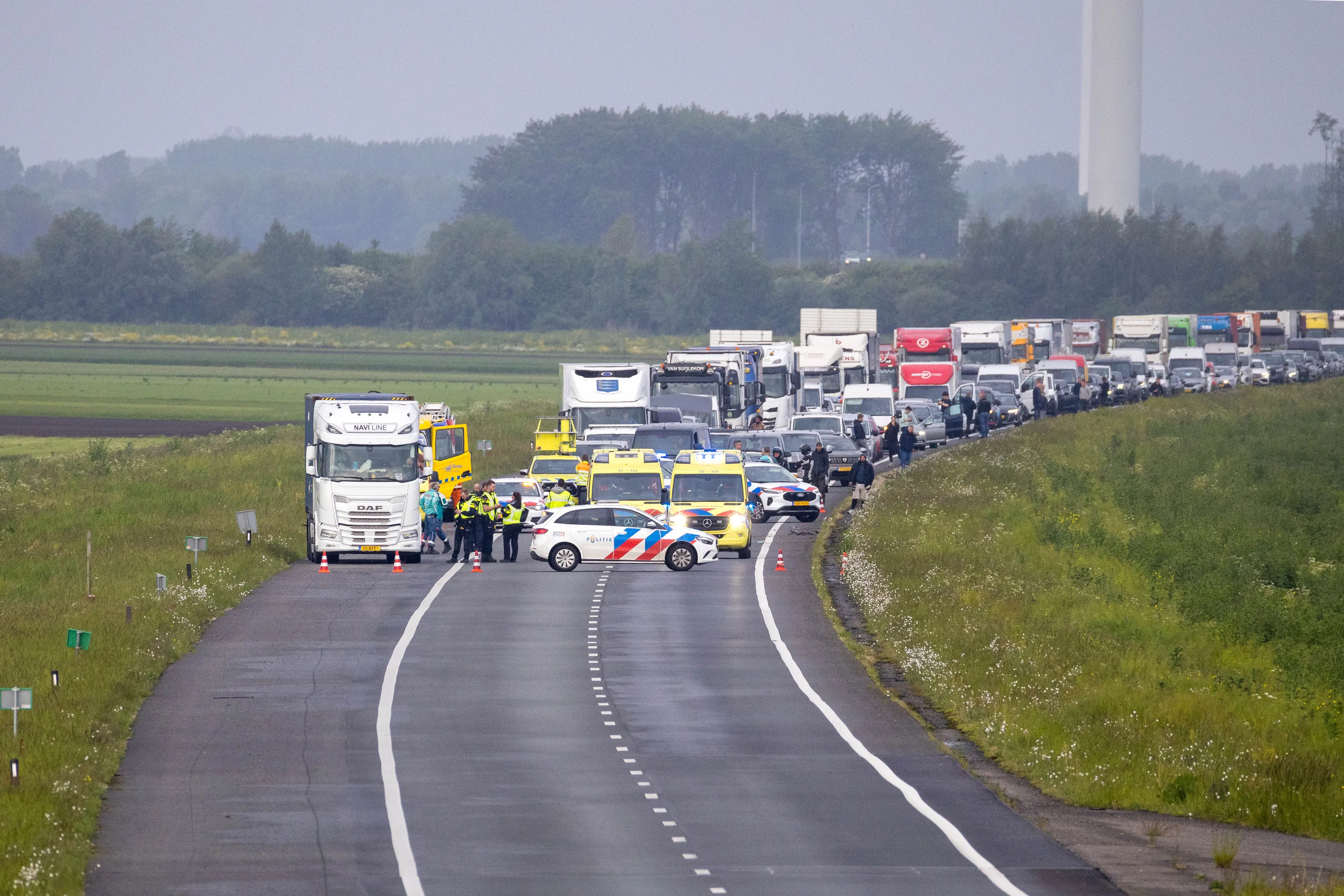 Motorrijder overlijdt bij aanrijding op A6 bij Lelystad, auto over de kop