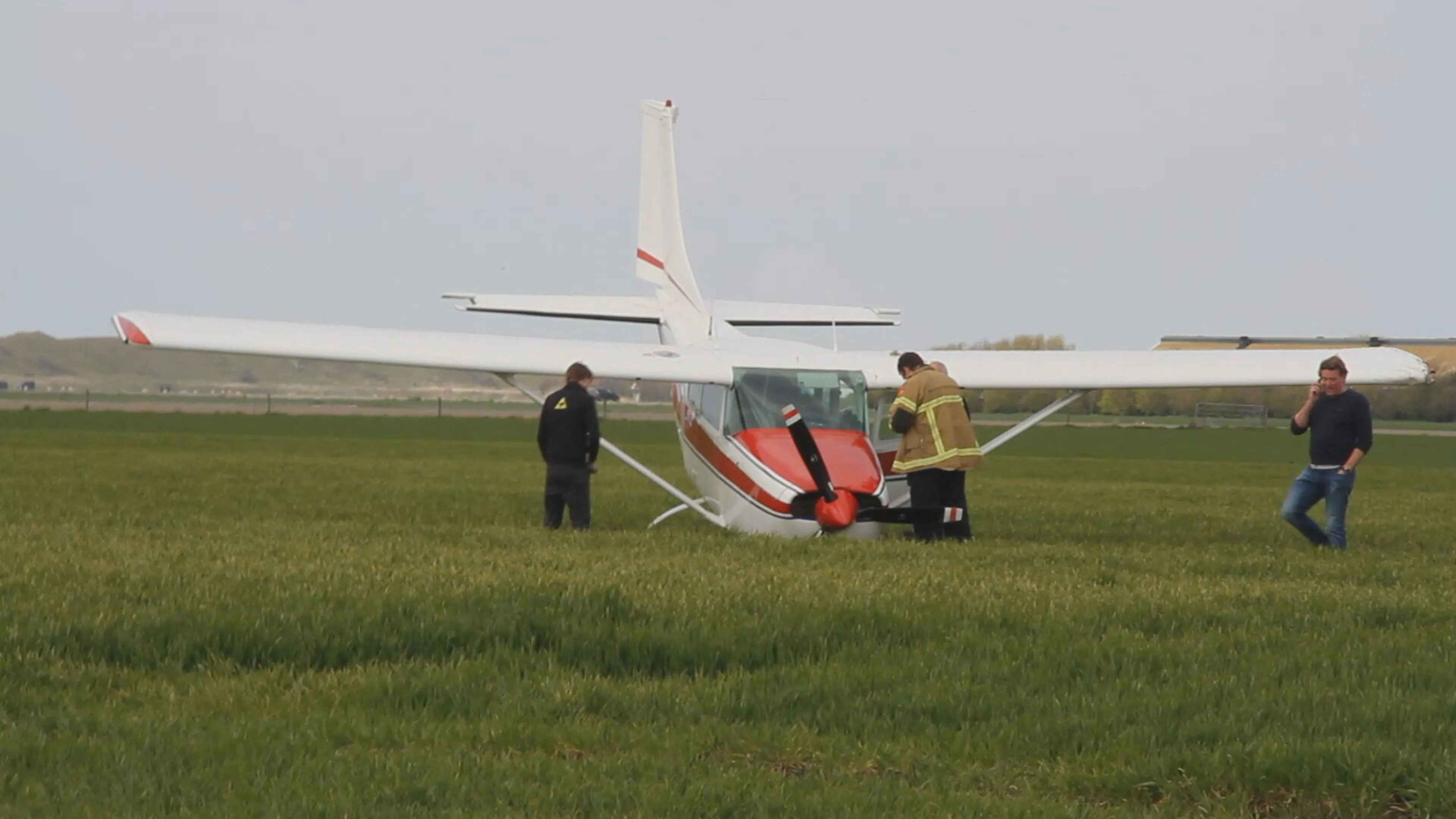 Vliegtuig crasht op vliegveld Texel: 'We leven nog!'