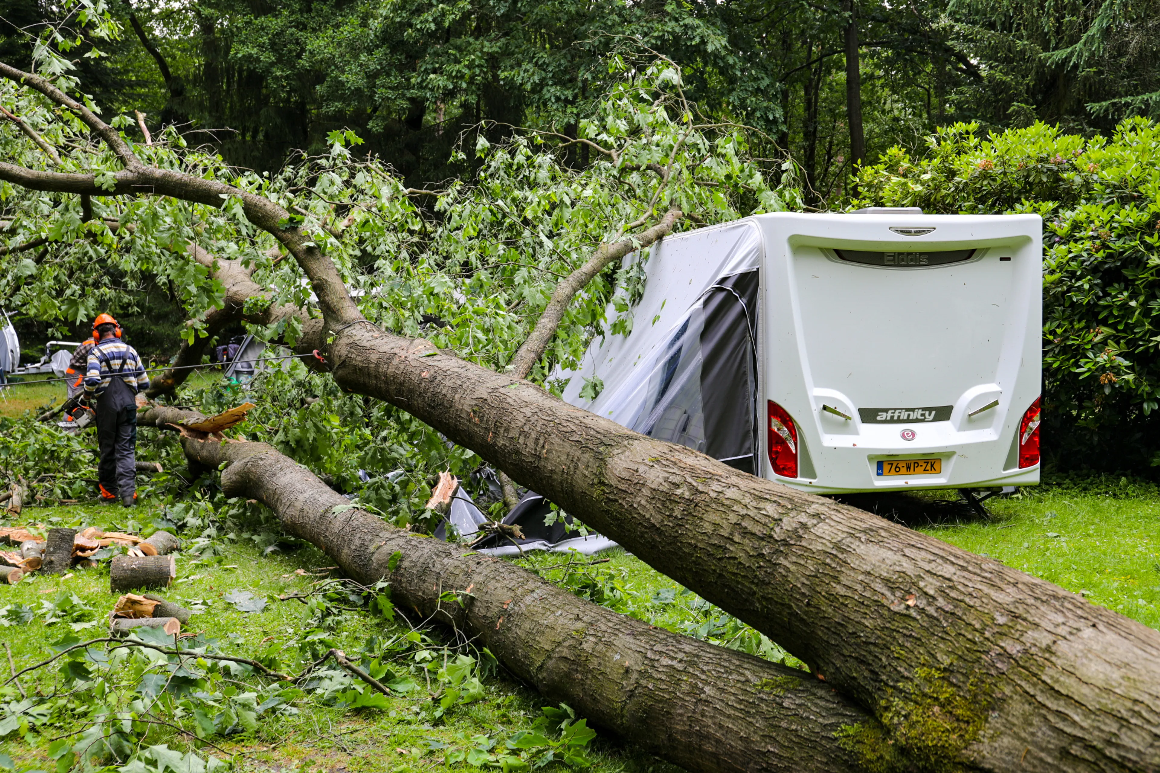 Boom valt op caravan na storm, slachtoffers raken bewusteloos