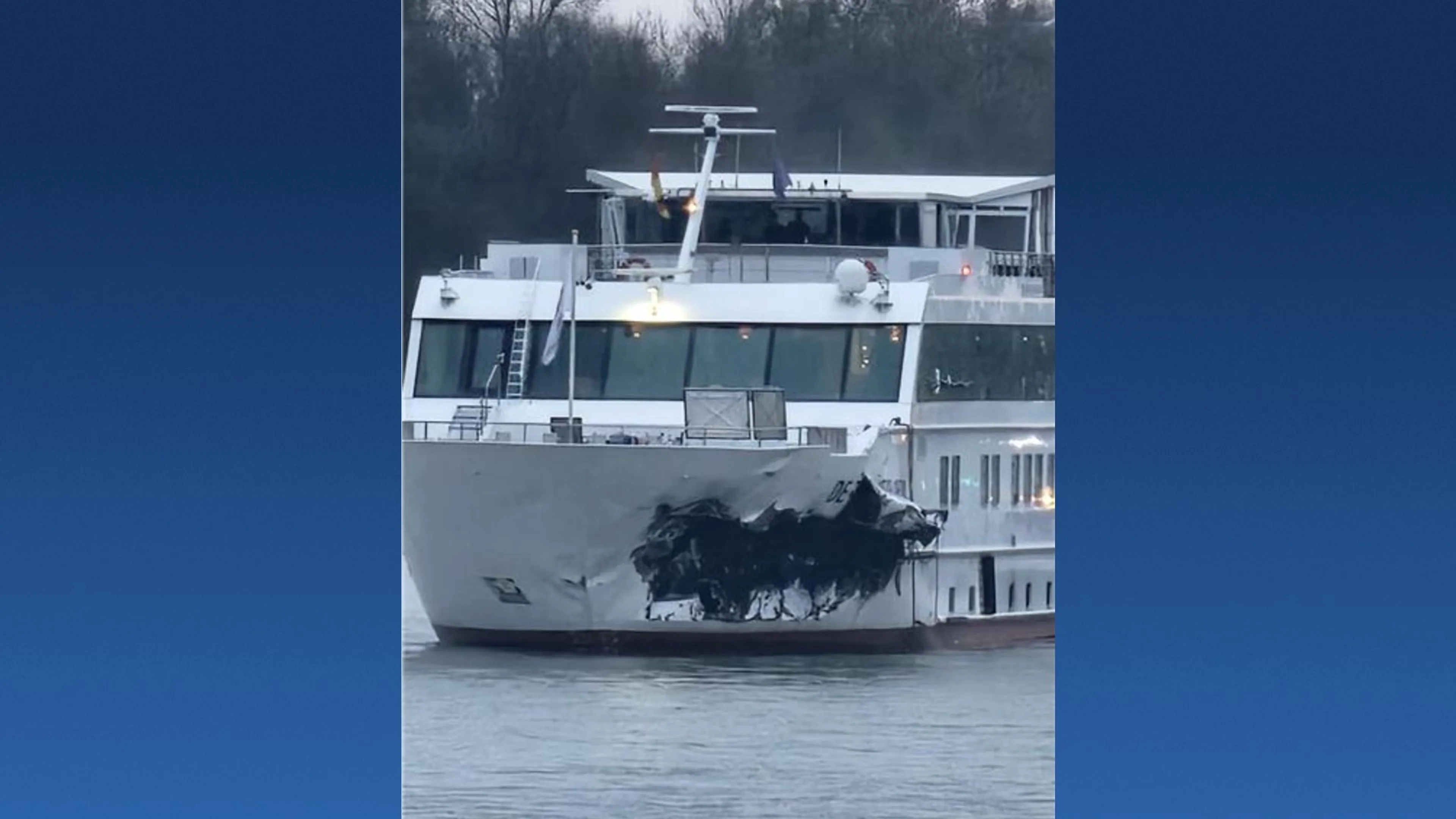Flinke schade cruiseschip de Zonnebloem na aanvaring in Duitsland