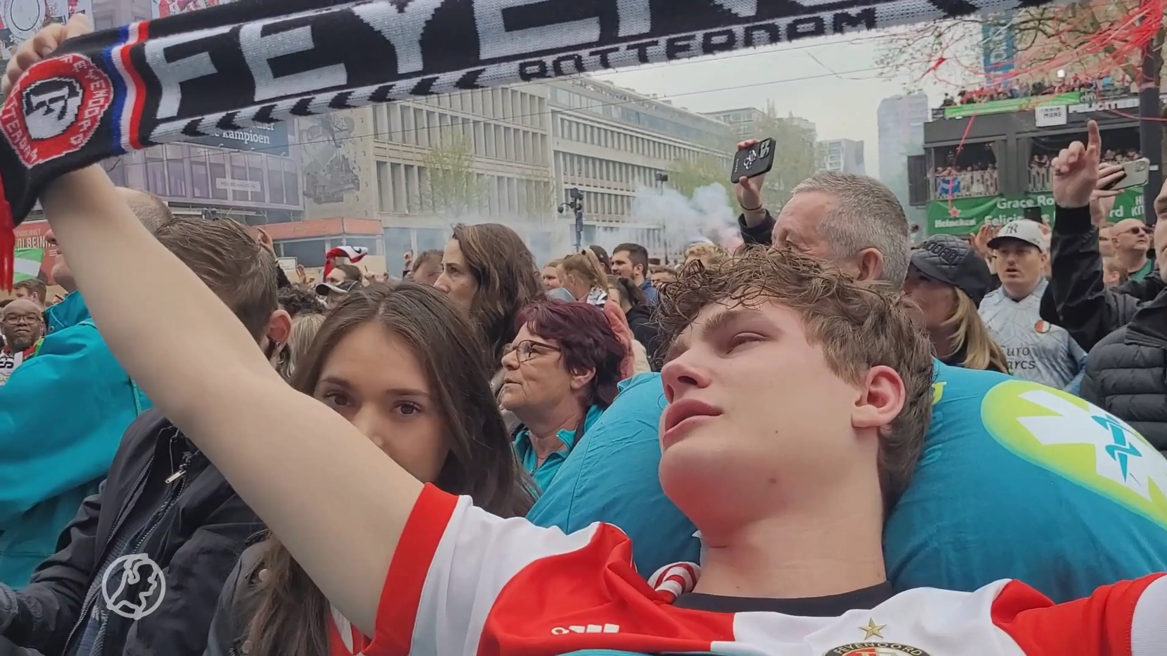 Zieke Feyenoordfan Ruben op brancard toch bij huldiging: 'Ik wist niet wat me overkwam'
